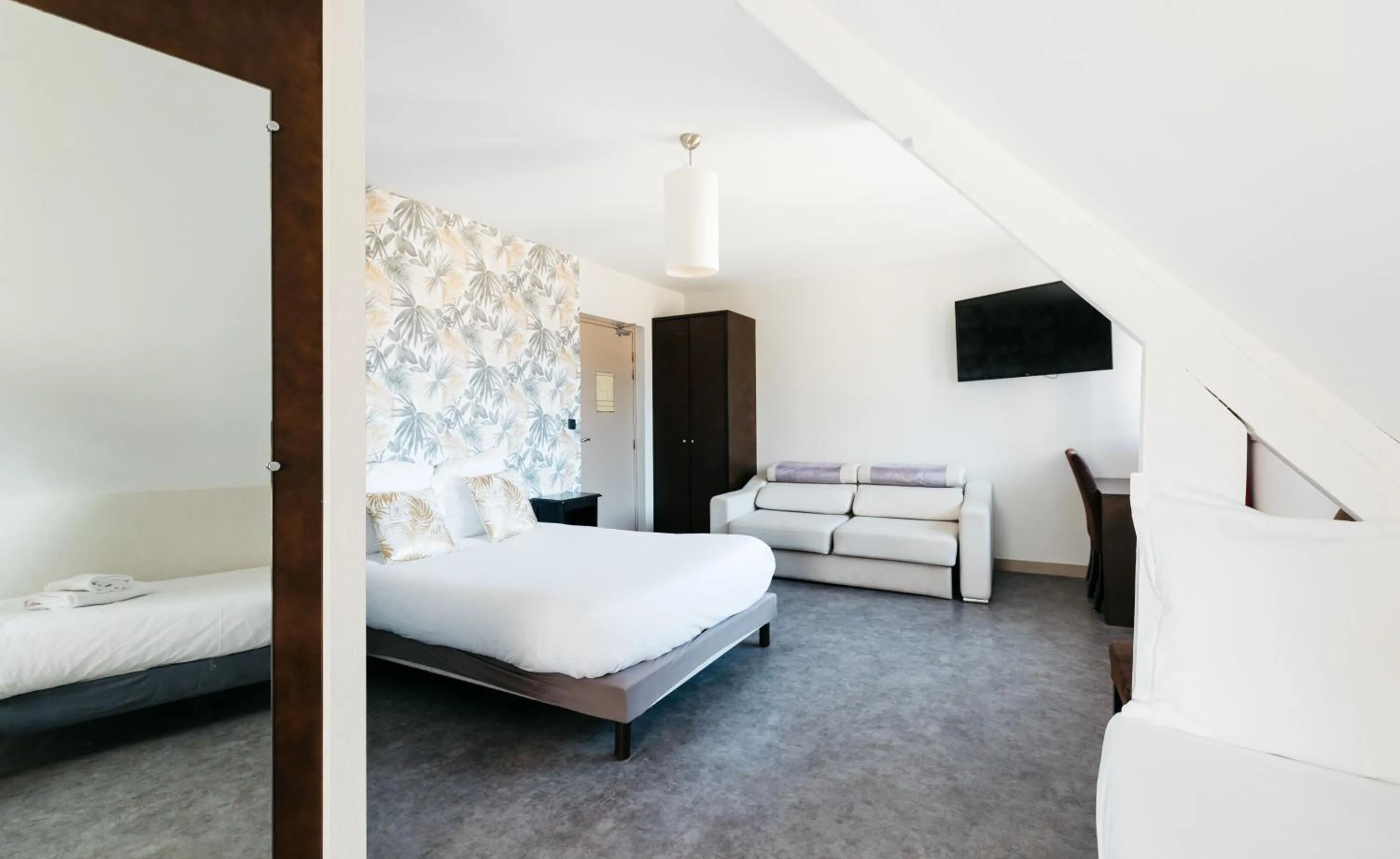 Photo of the whole room, Bed in Hôtel Restaurant La Voile - Le Dock'er