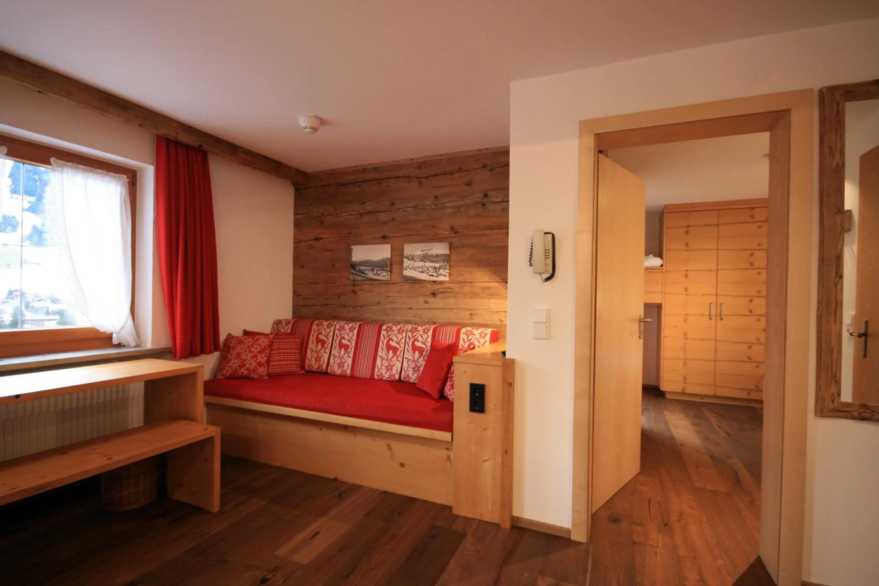 Living room, Bed in Hotel Alpensonne