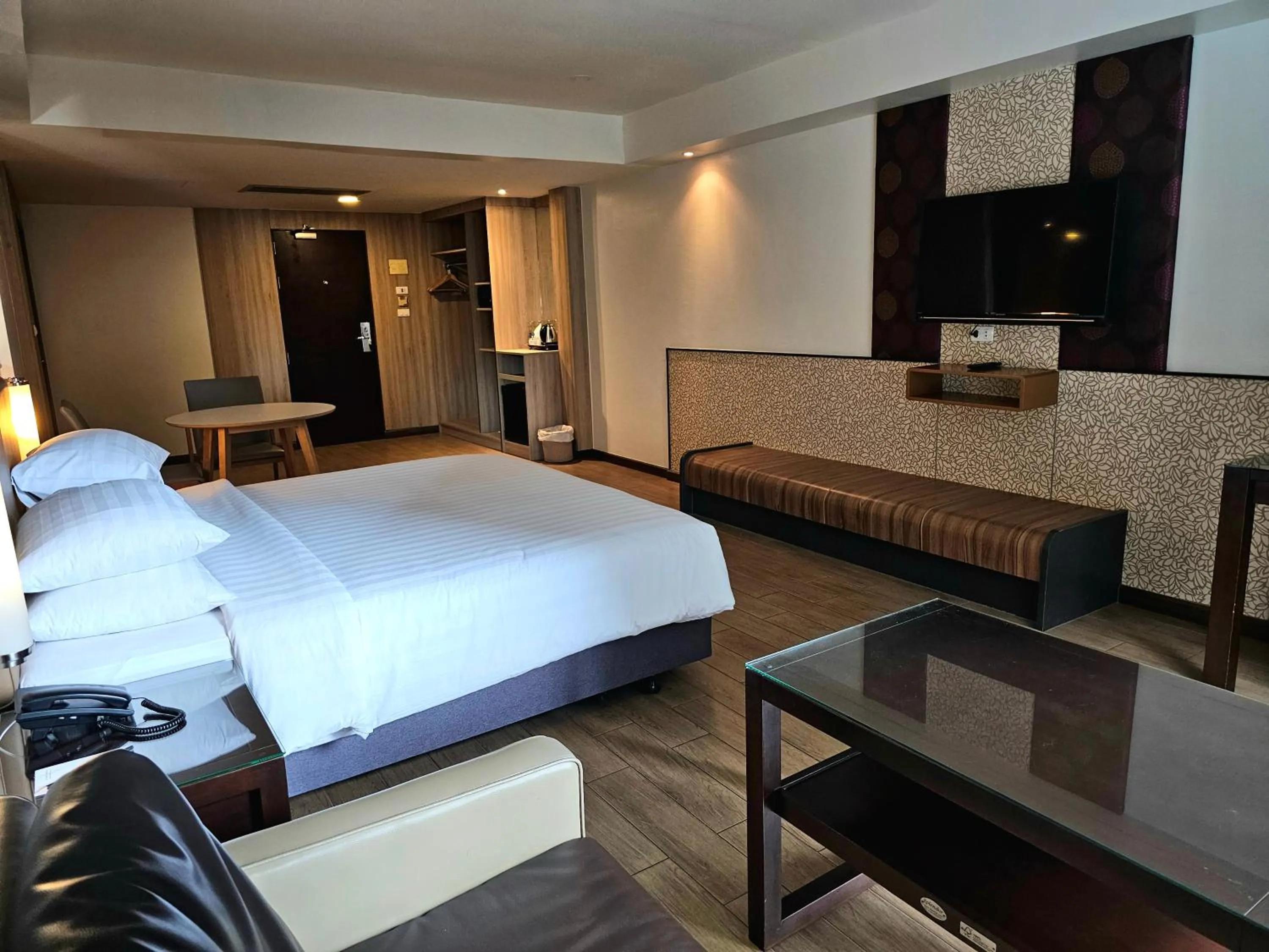 Bedroom, Bed in Dynasty Grande Hotel