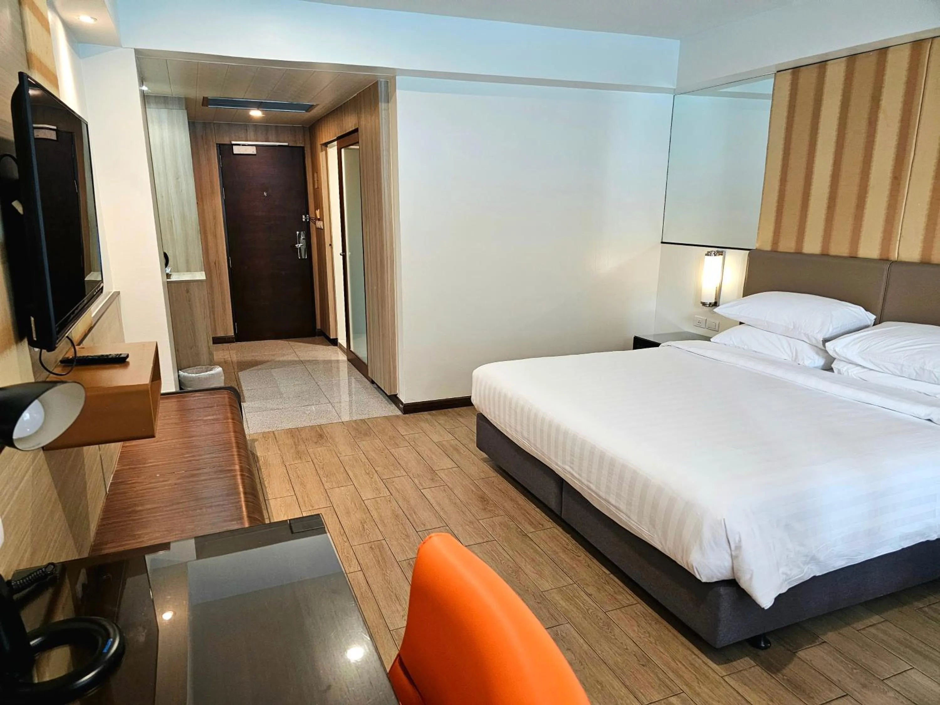 Bedroom, Bed in Dynasty Grande Hotel