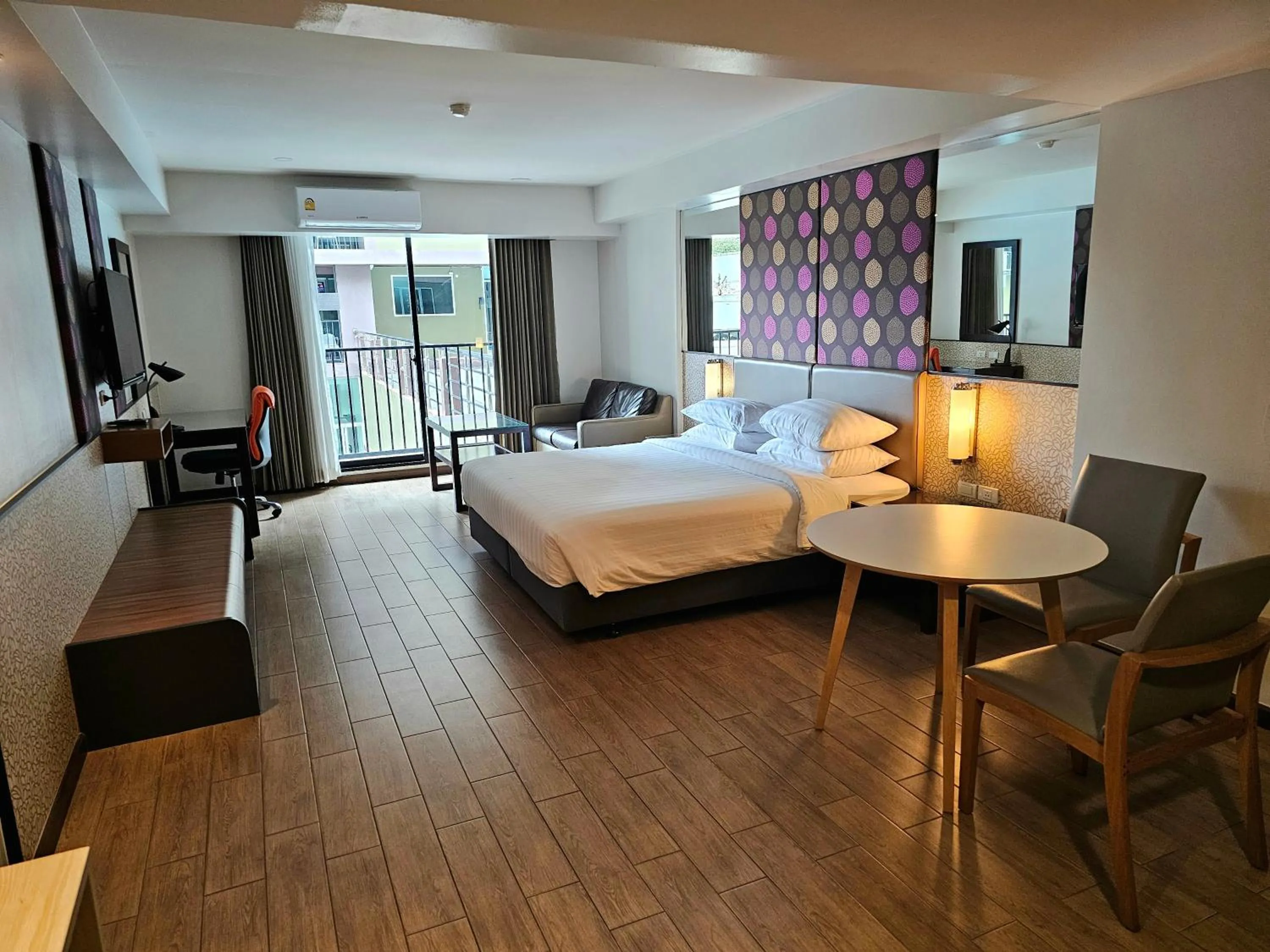 Bedroom, Bed in Dynasty Grande Hotel