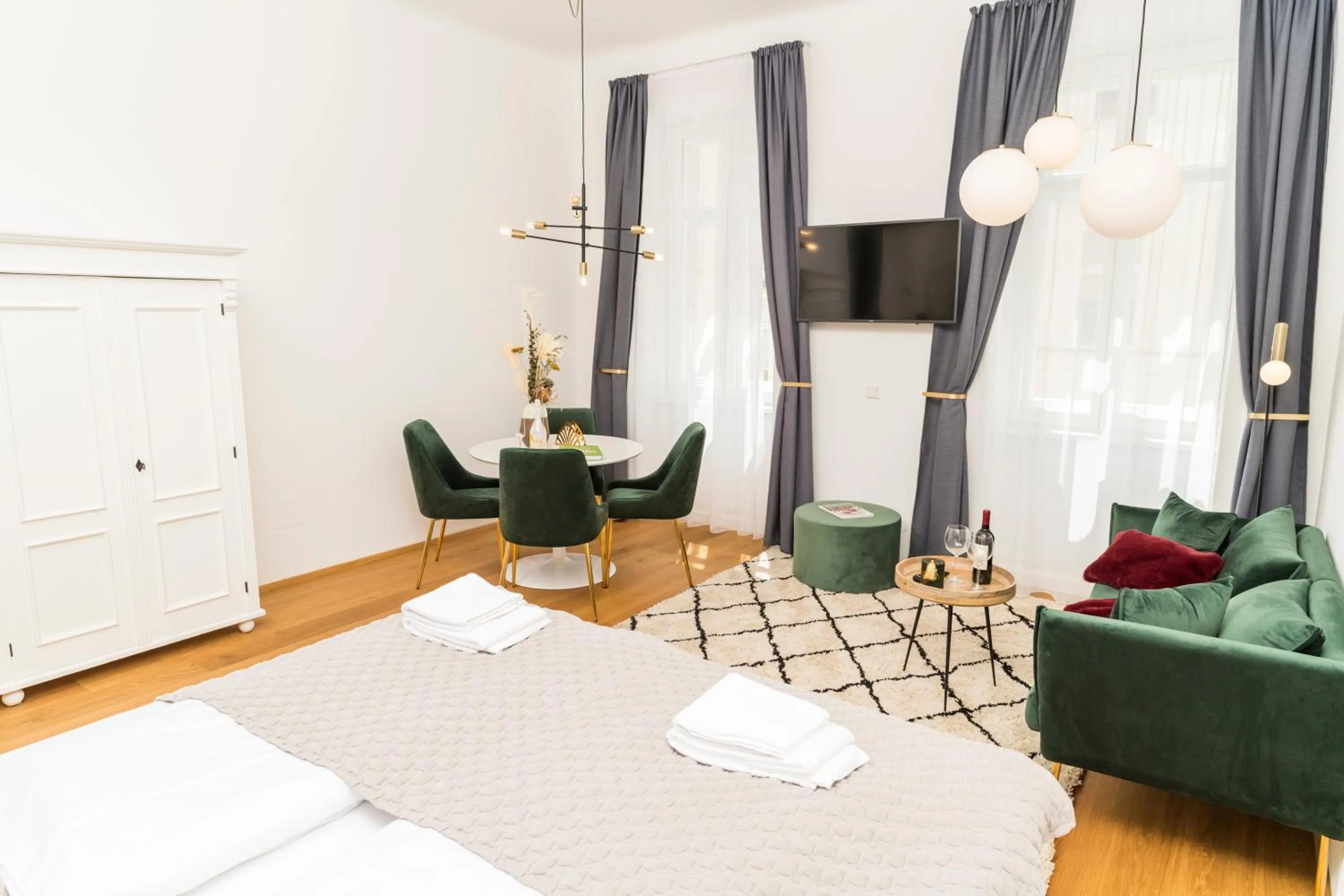 Seating area, Bed in Mint@Naschmarkt Premium Apartments