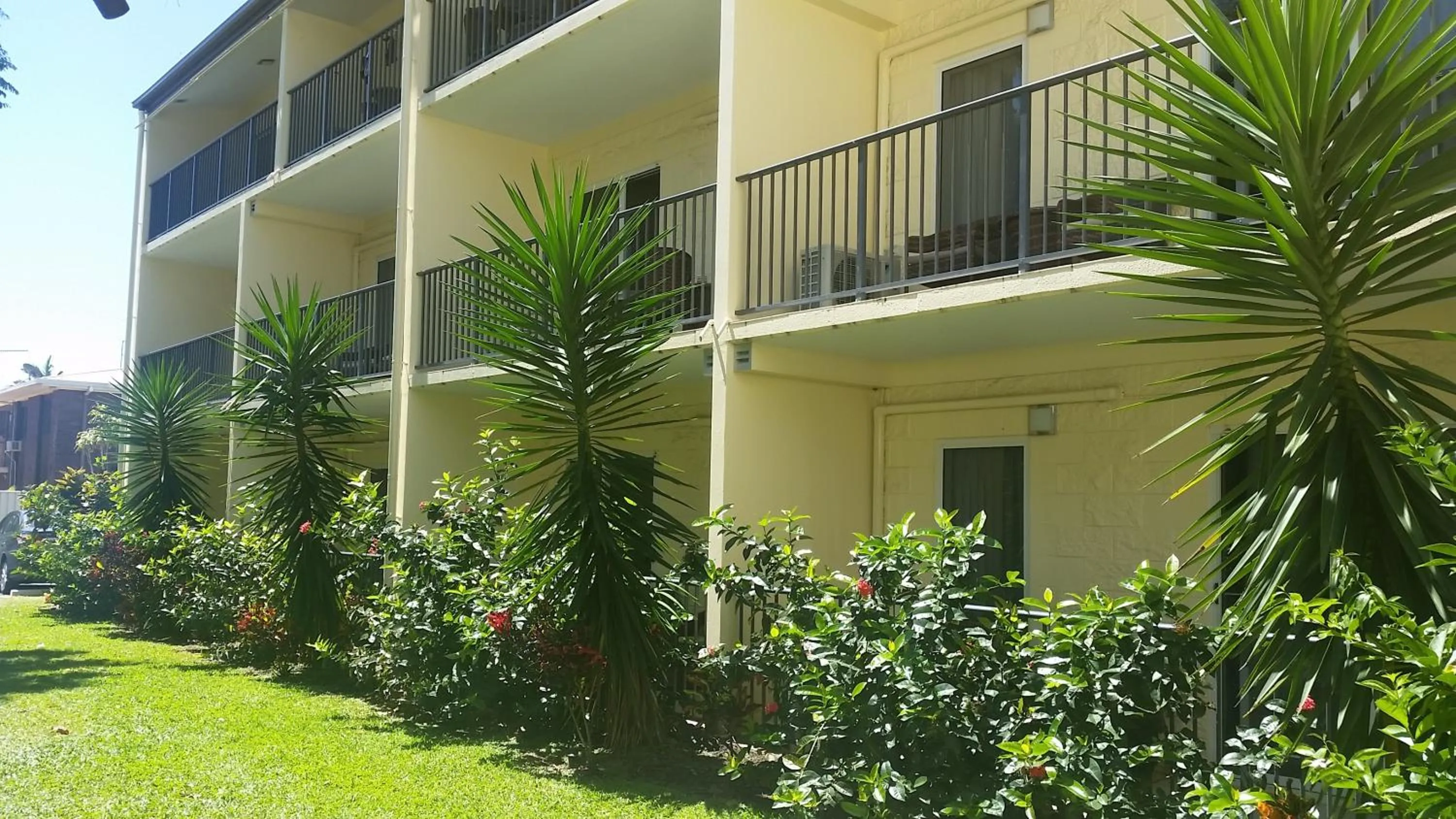 Garden view in Cairns Queenslander Hotel & Apartments