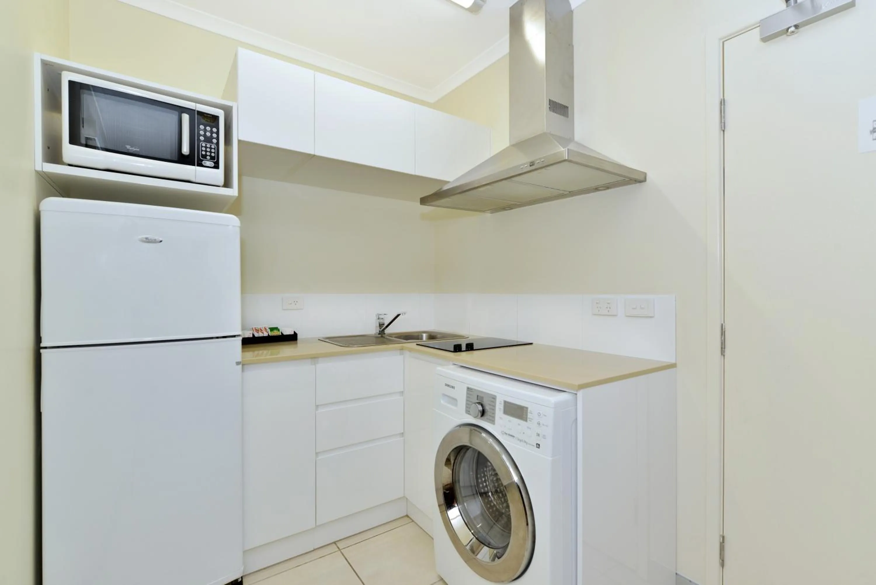 Kitchen or kitchenette in Cairns Queenslander Hotel & Apartments