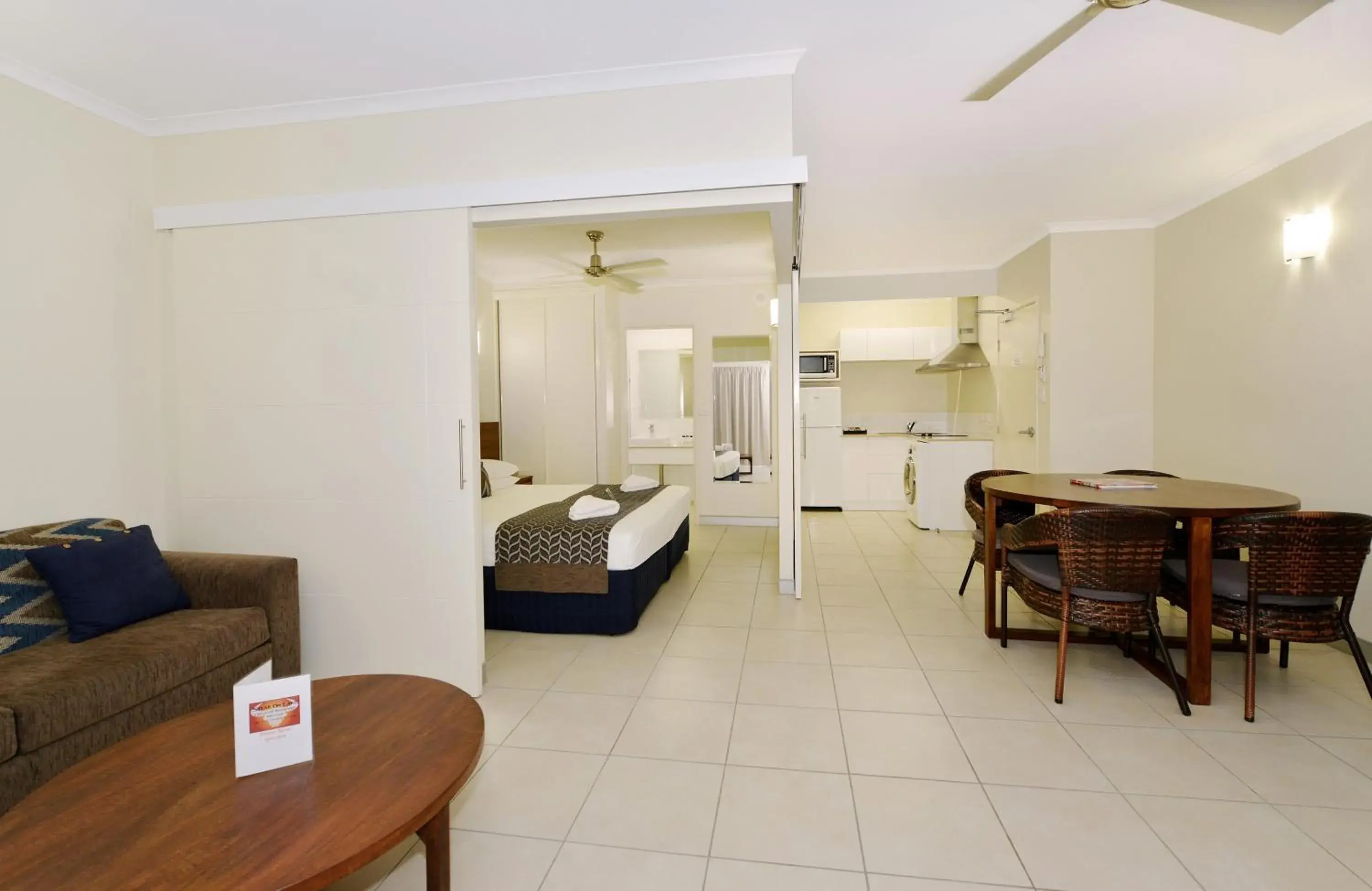 Deluxe One-Bedroom Apartment in Cairns Queenslander Hotel & Apartments Deluxe One-Bedroom Apartment in Cairns Queenslander Hotel & Apartments