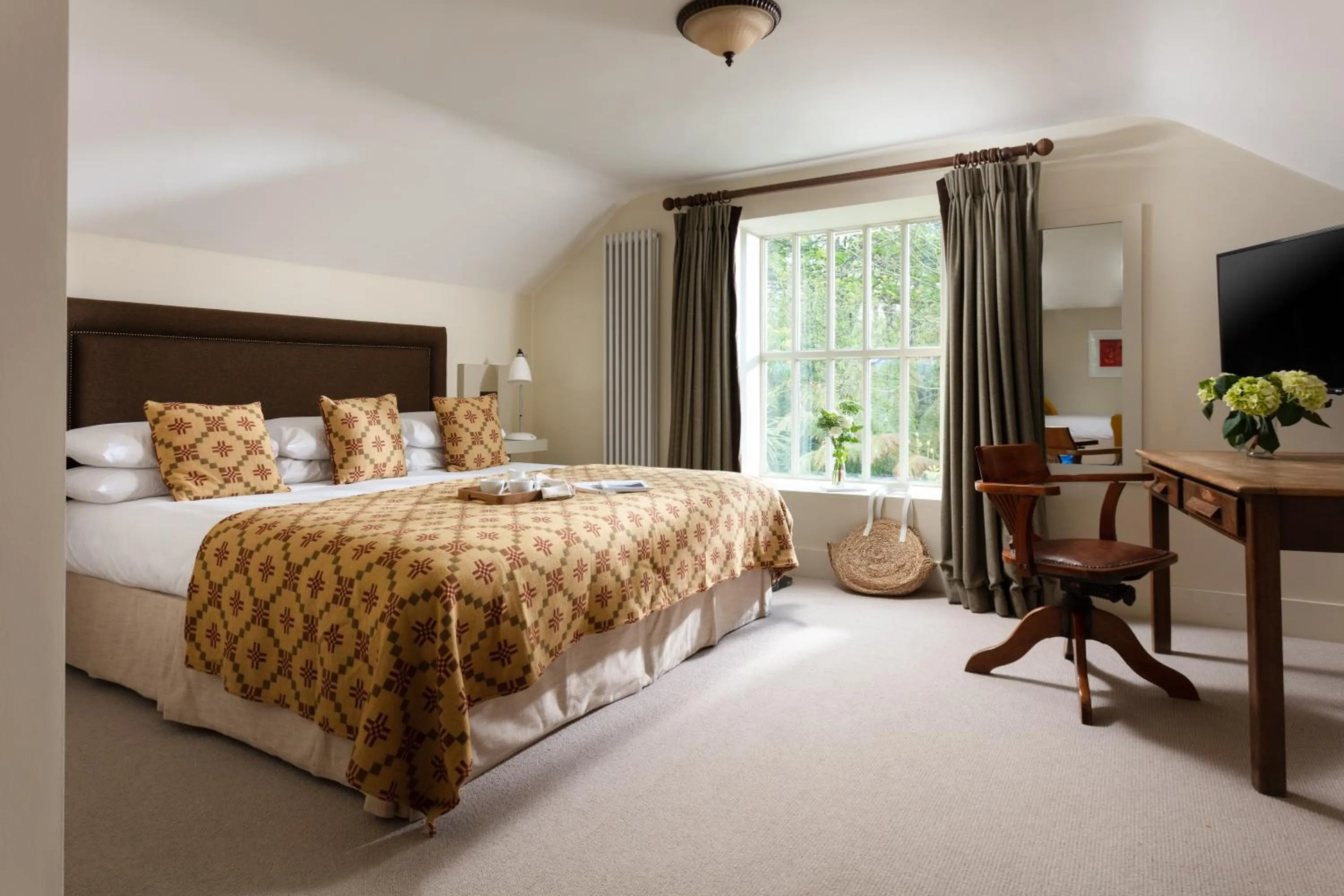 Bedroom, Bed in The Plume of Feathers