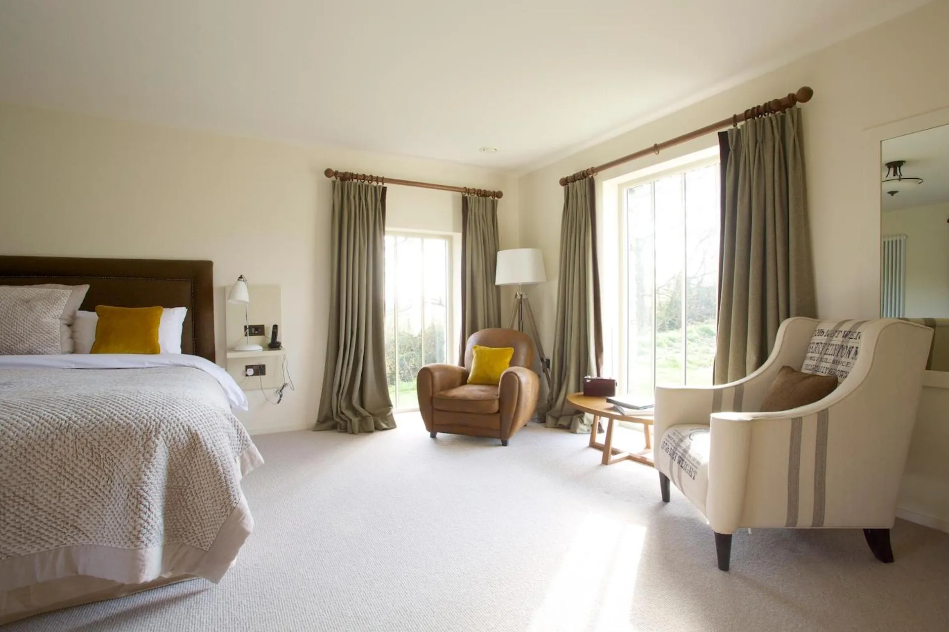 Photo of the whole room, Bed in The Plume of Feathers