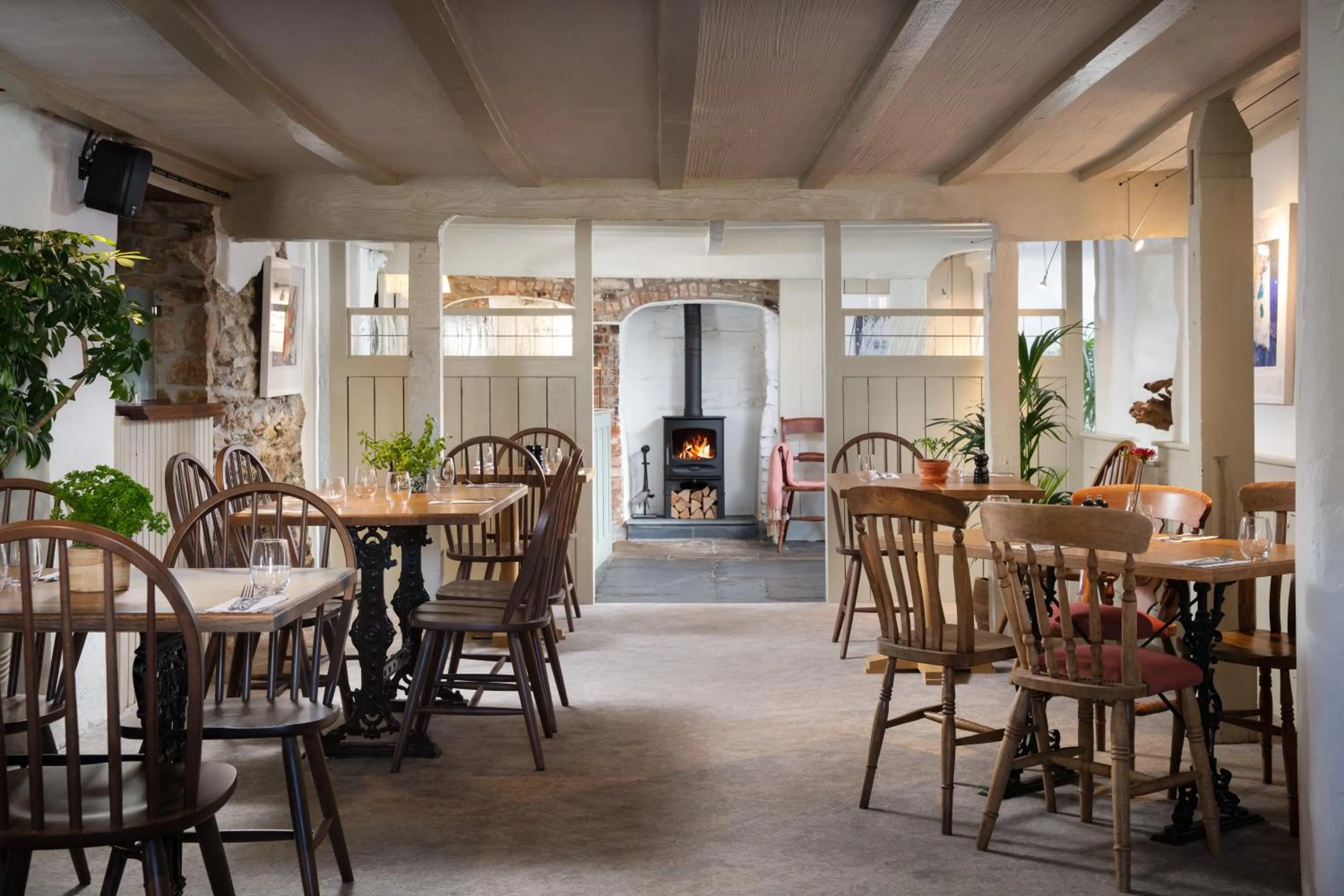 Restaurant/places to eat in The Plume of Feathers