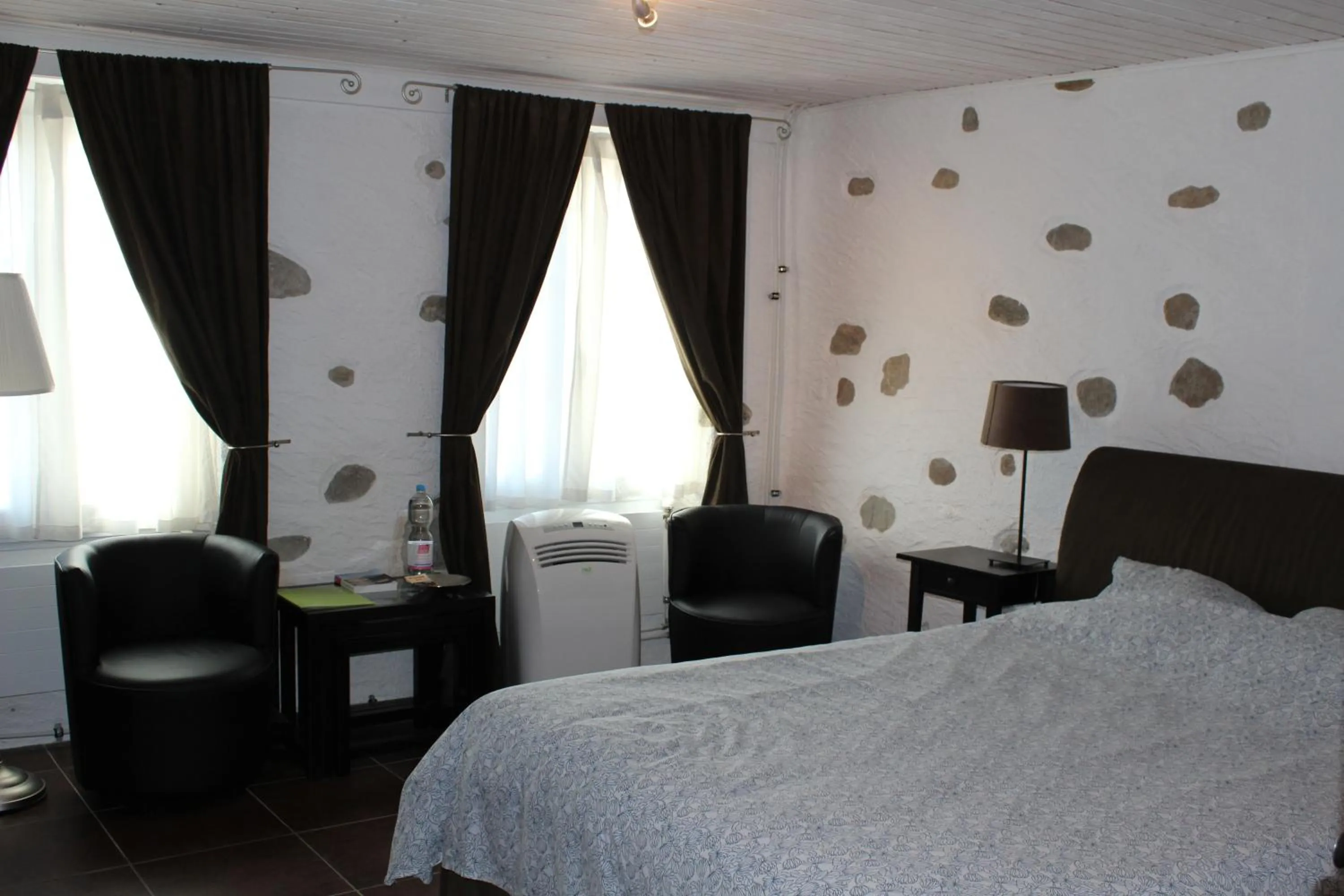 Photo of the whole room, Bed in Au cœur du vignoble sur Bursins