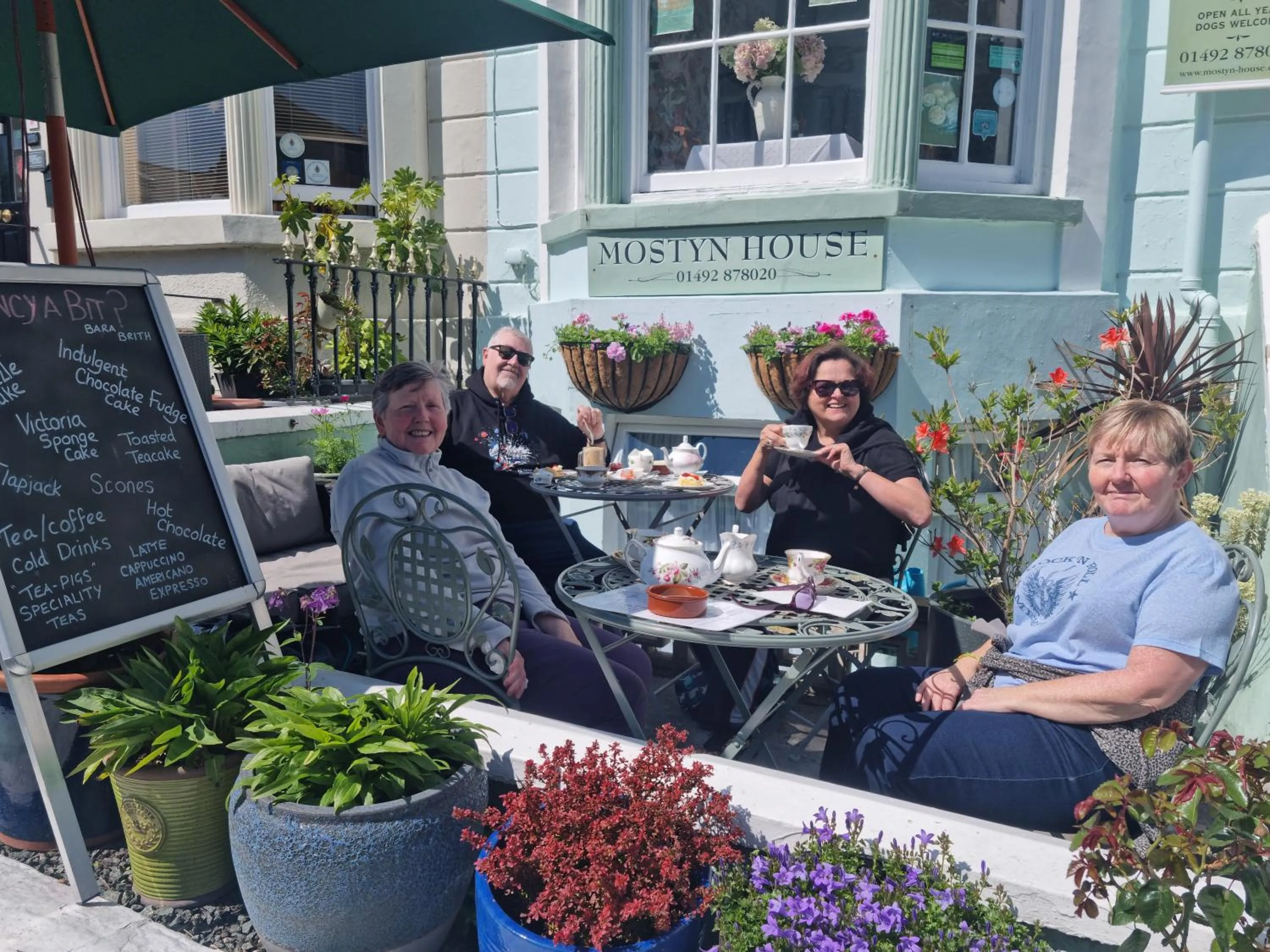 Restaurant/places to eat in Mostyn House