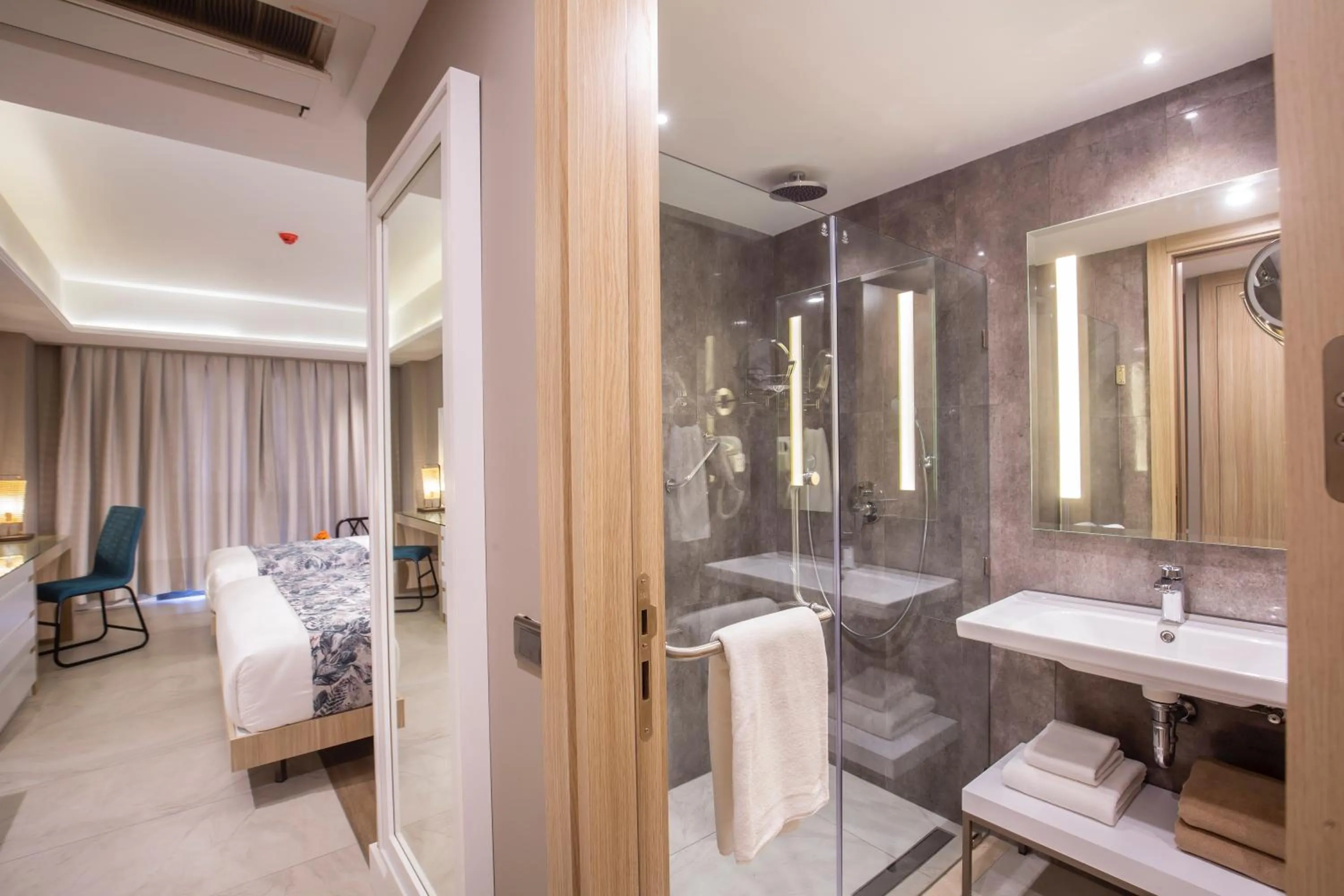 Bathroom, Bed in WOOVO Phuket Patong - by Swandor