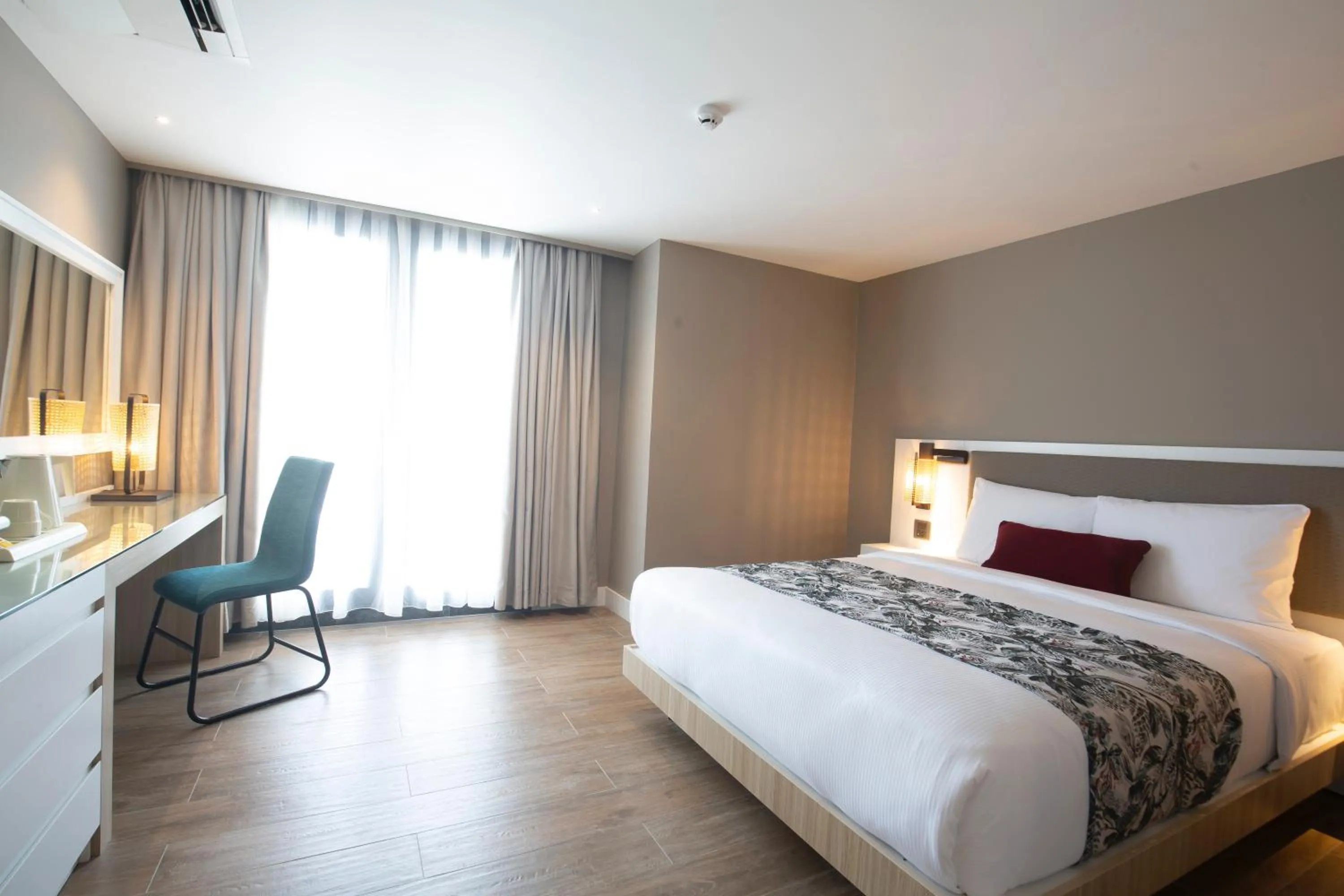 Photo of the whole room, Bed in WOOVO Phuket Patong - by Swandor