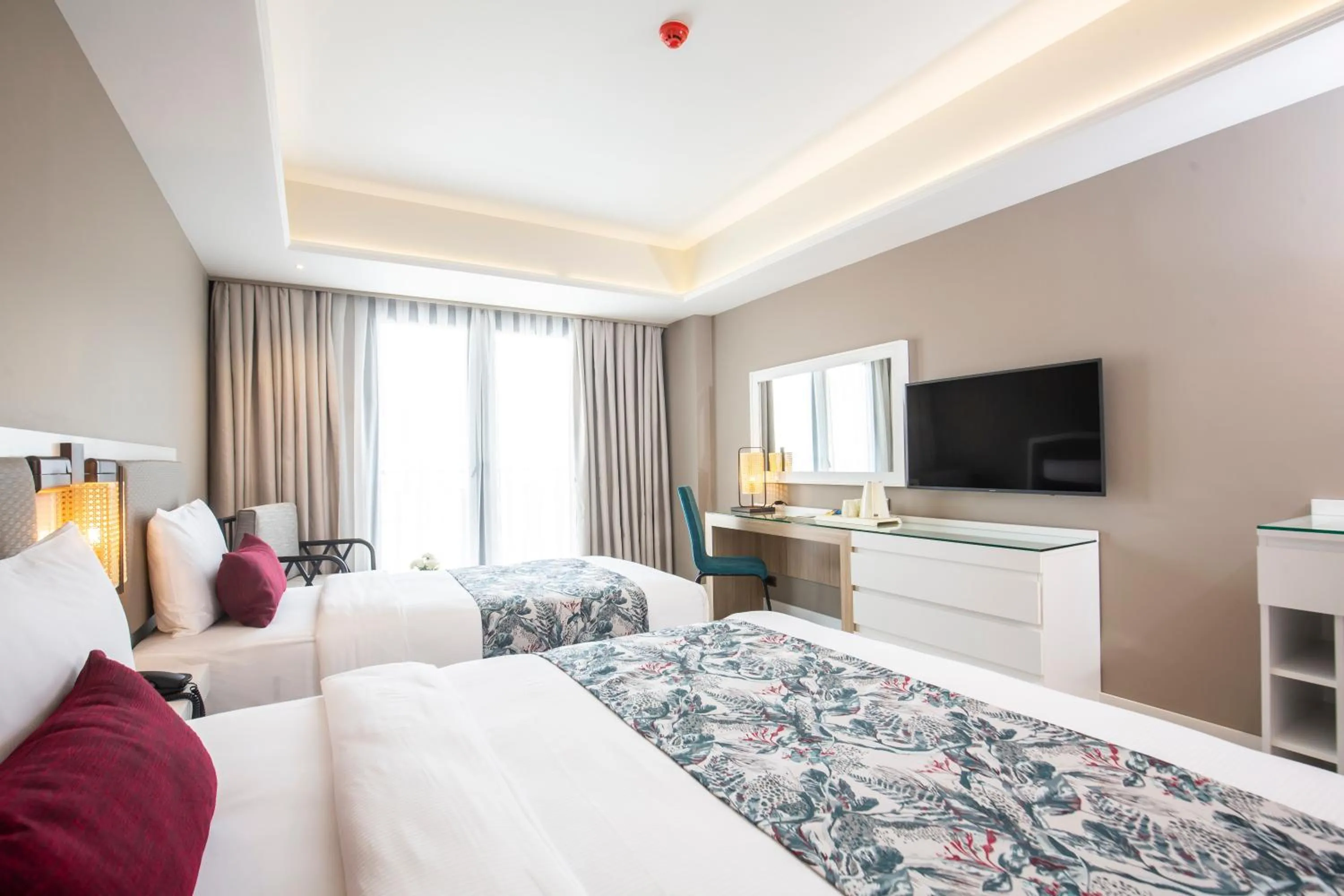 Photo of the whole room, Bed in WOOVO Phuket Patong - by Swandor