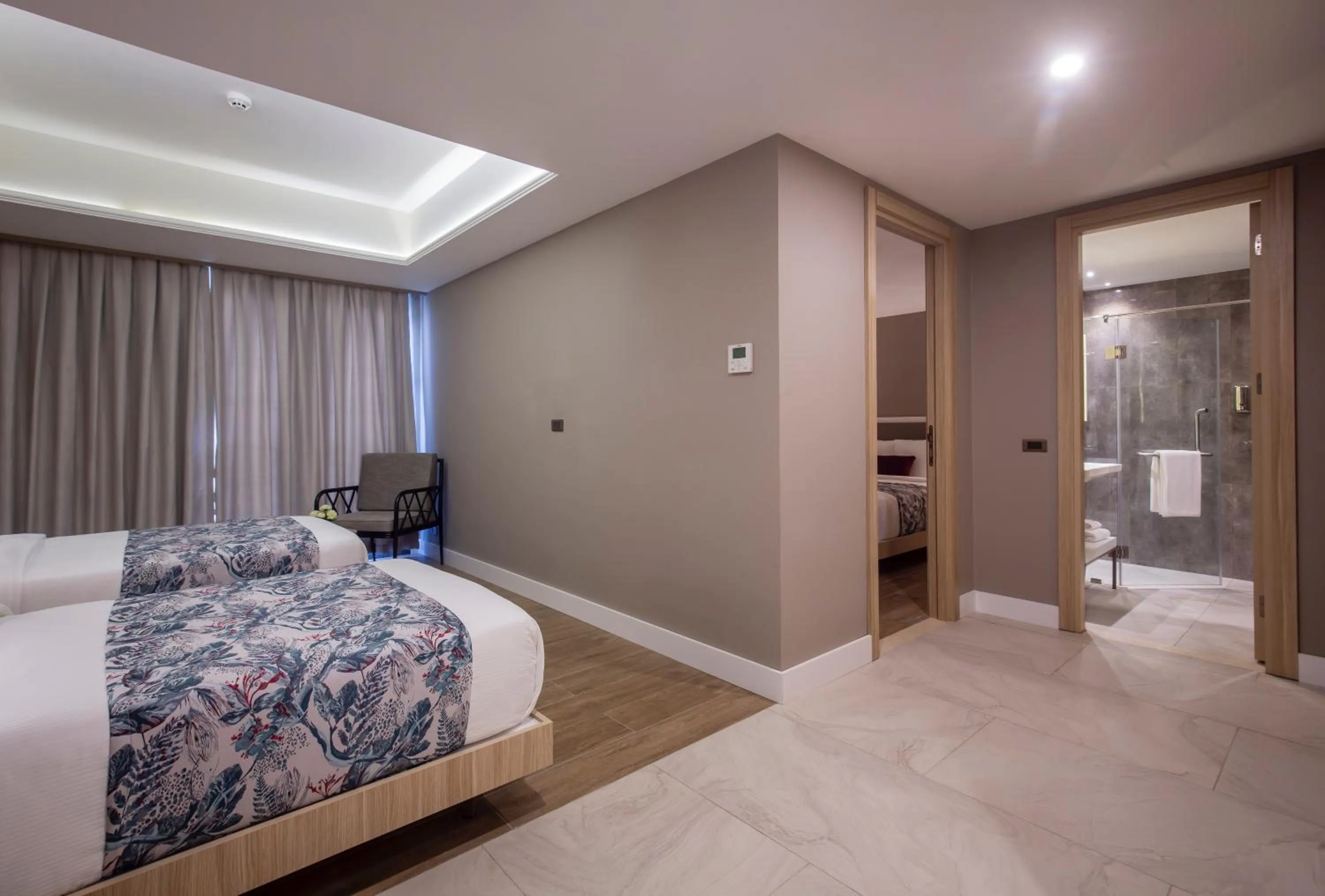 Photo of the whole room, Bed in WOOVO Phuket Patong - by Swandor