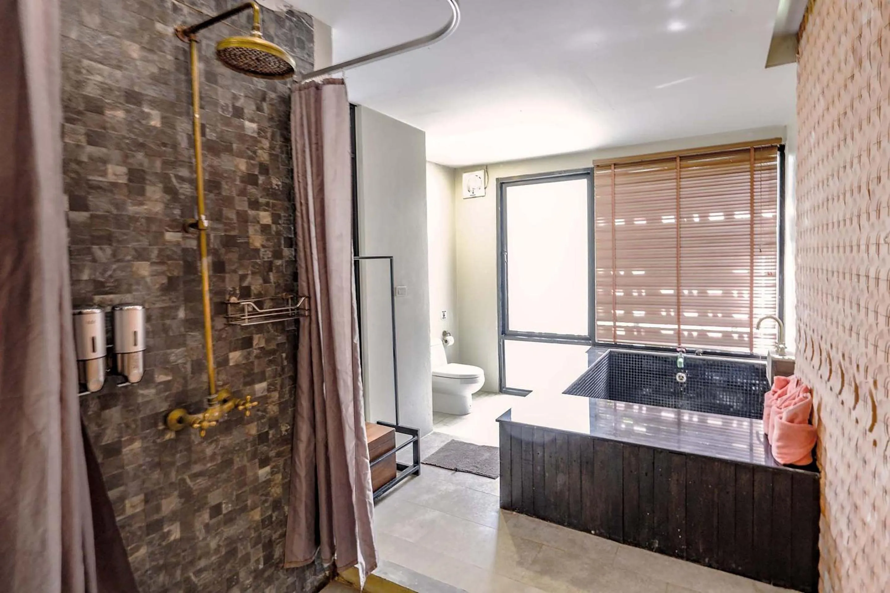 Shower in SriLanta Resort and Spa