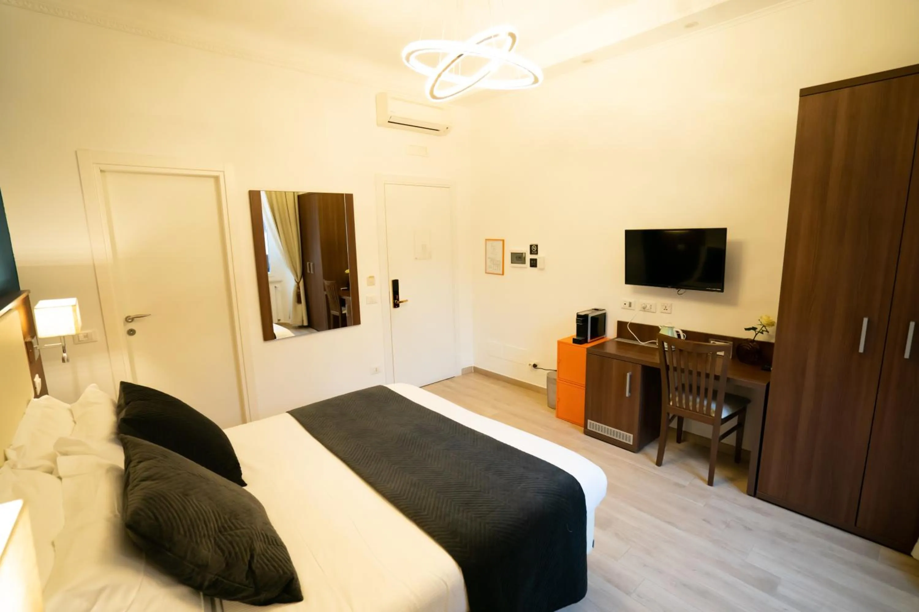 TV and multimedia, Bed in Archi di Roma Guest House