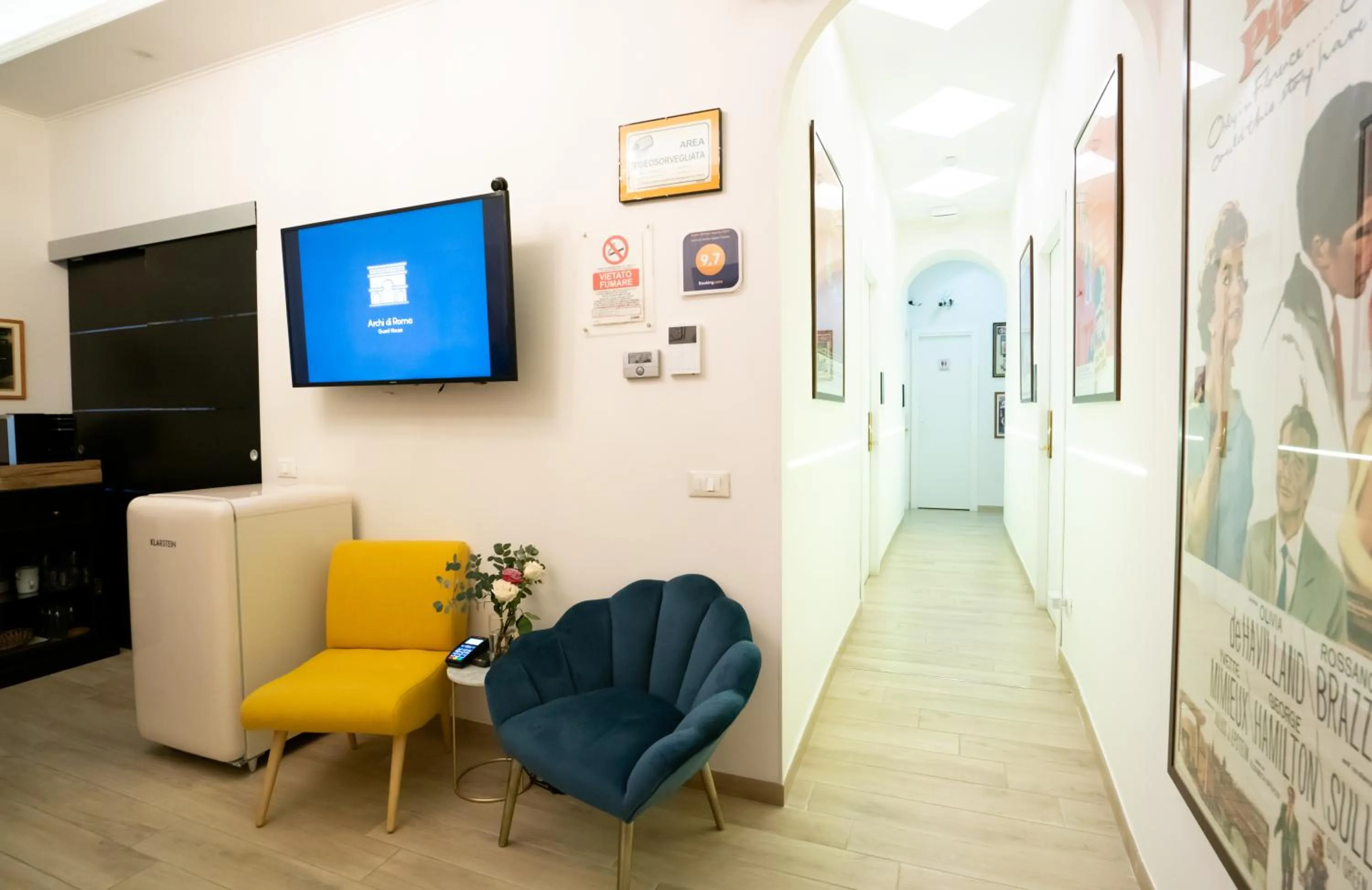 Communal lounge/ TV room in Archi di Roma Guest House