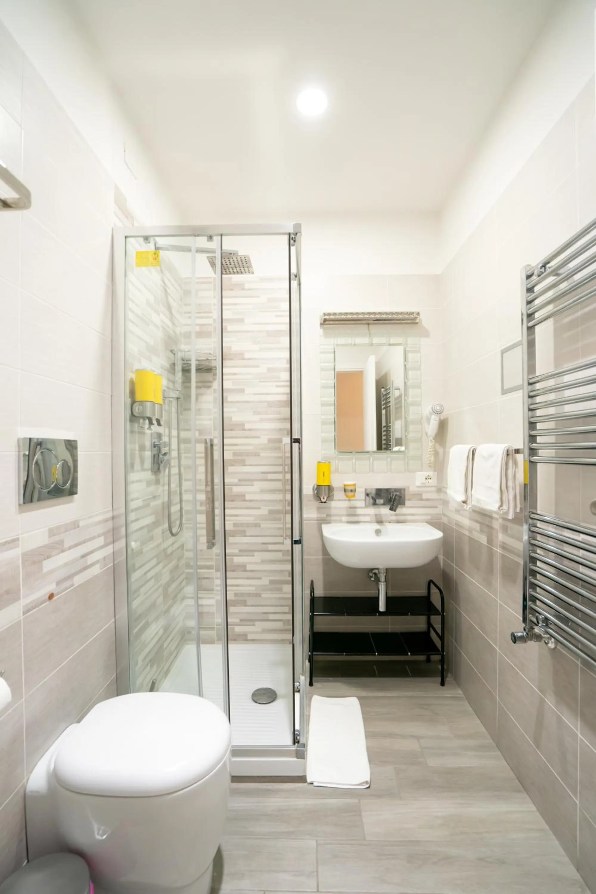 Shower in Archi di Roma Guest House