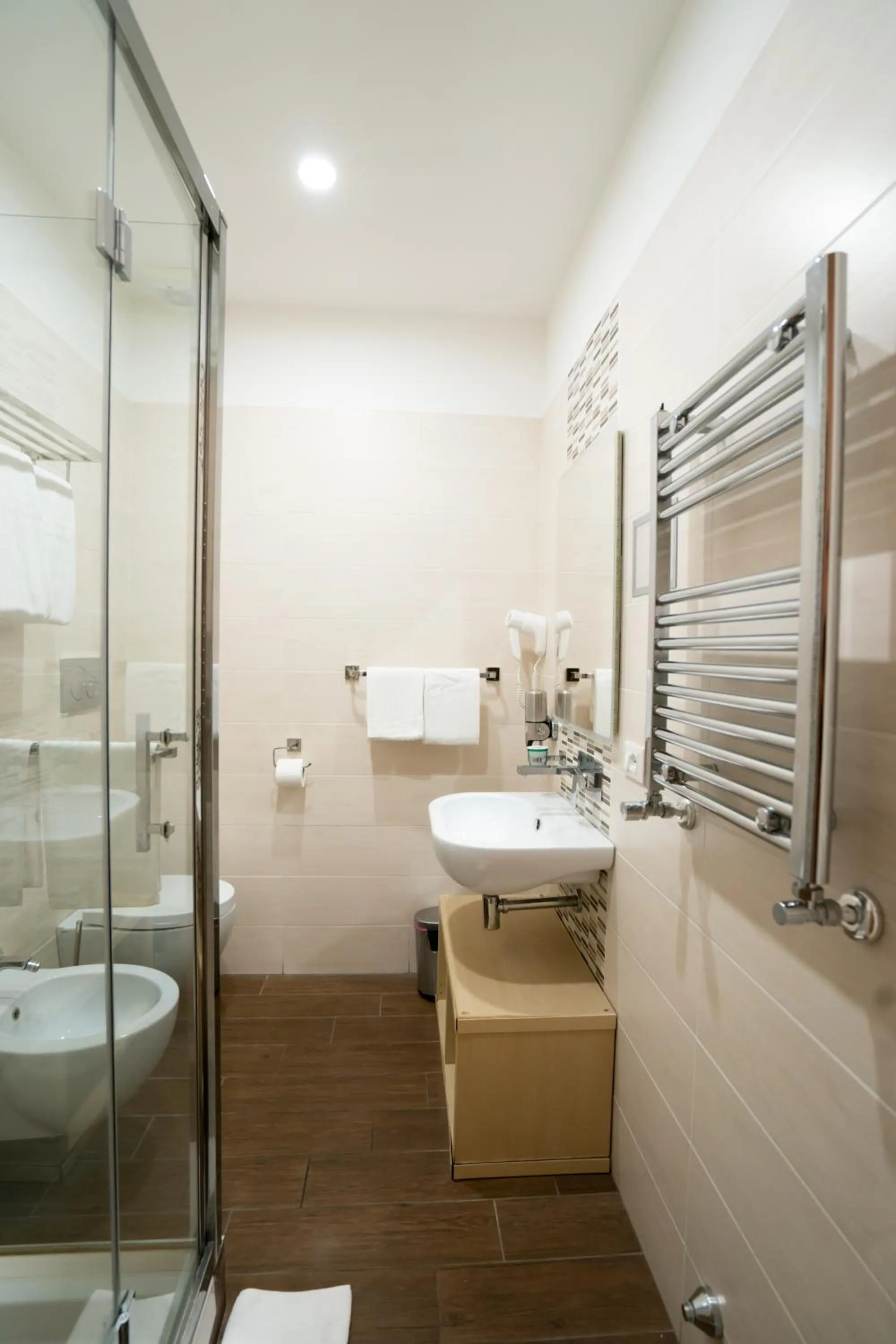 Shower in Archi di Roma Guest House