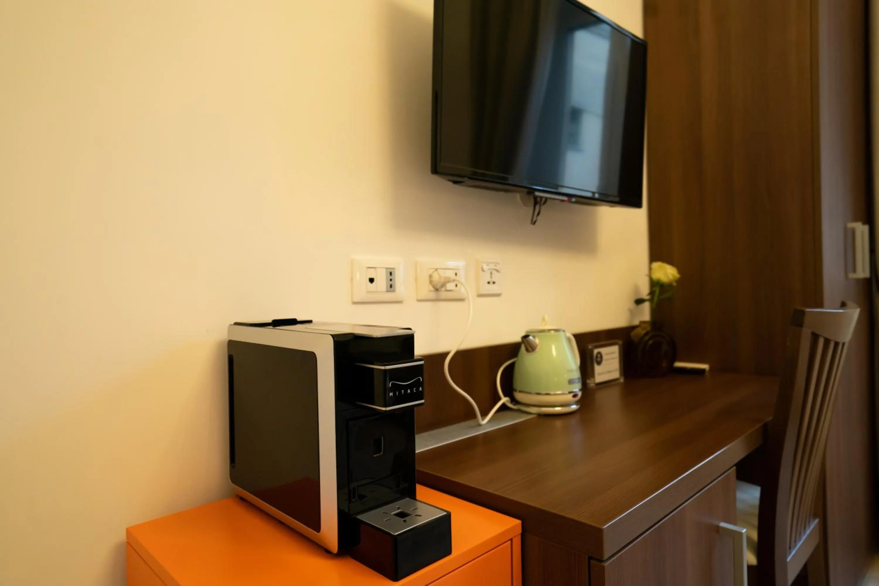 TV and multimedia in Archi di Roma Guest House