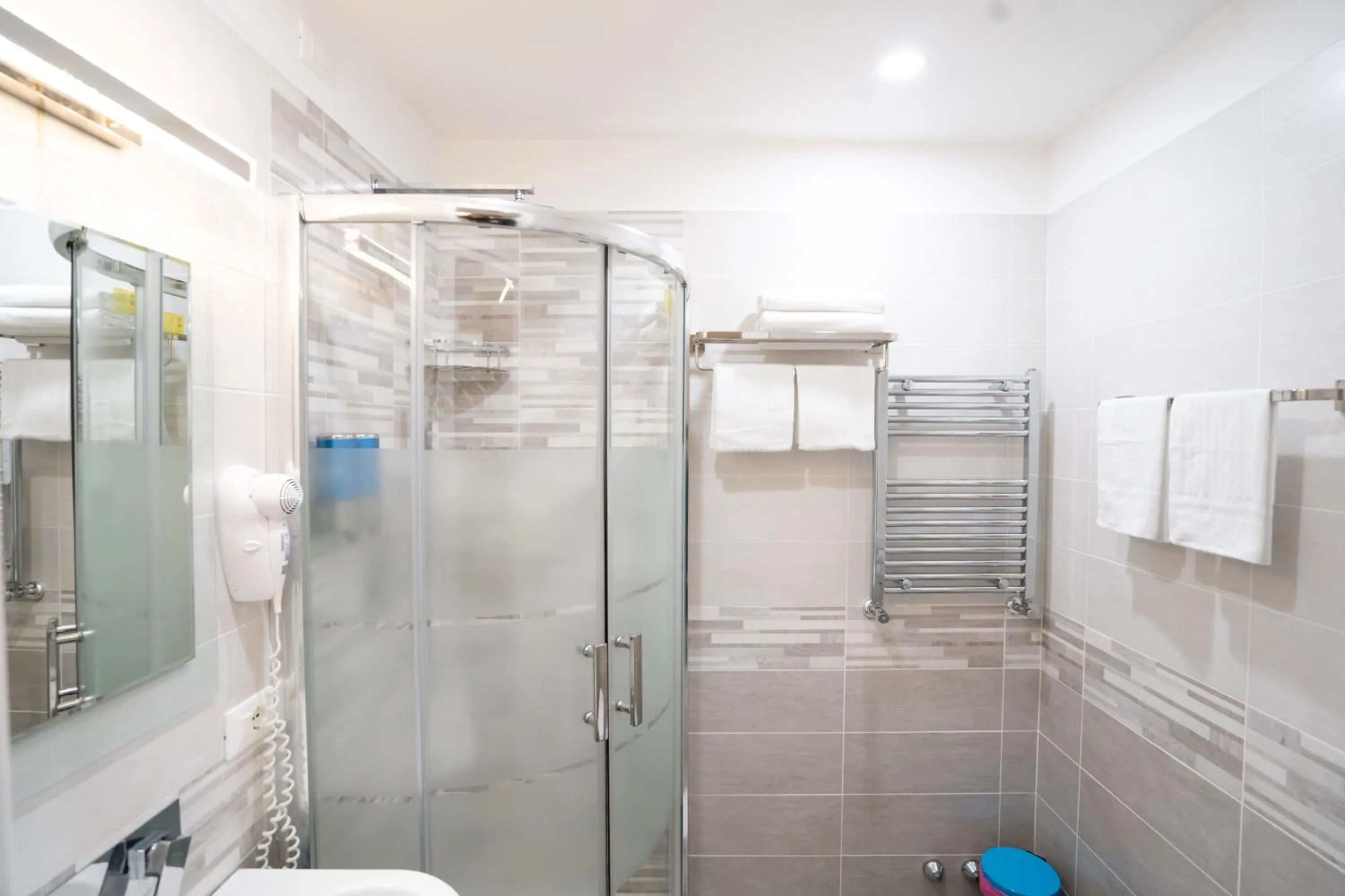 Shower in Archi di Roma Guest House