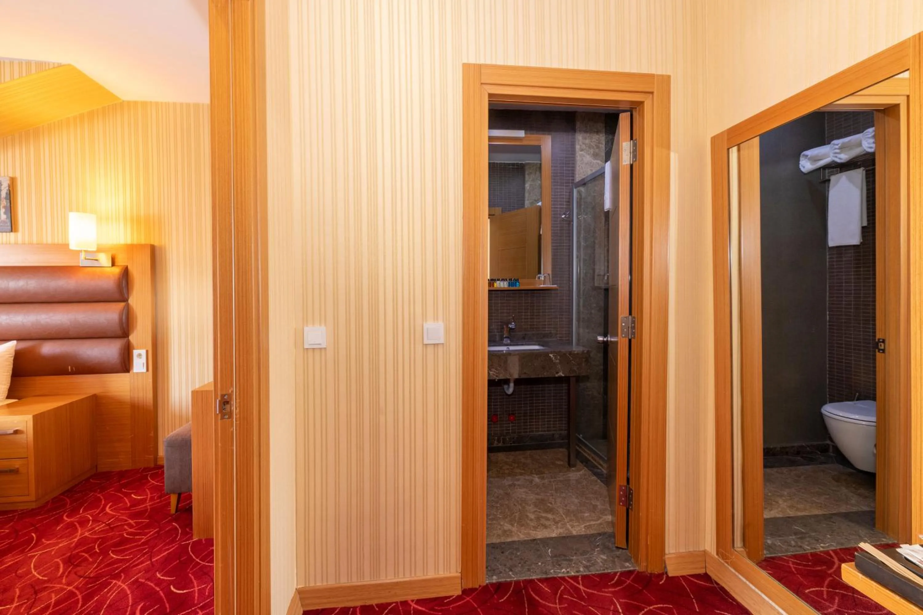 Bathroom, Bed in Regno Hotel