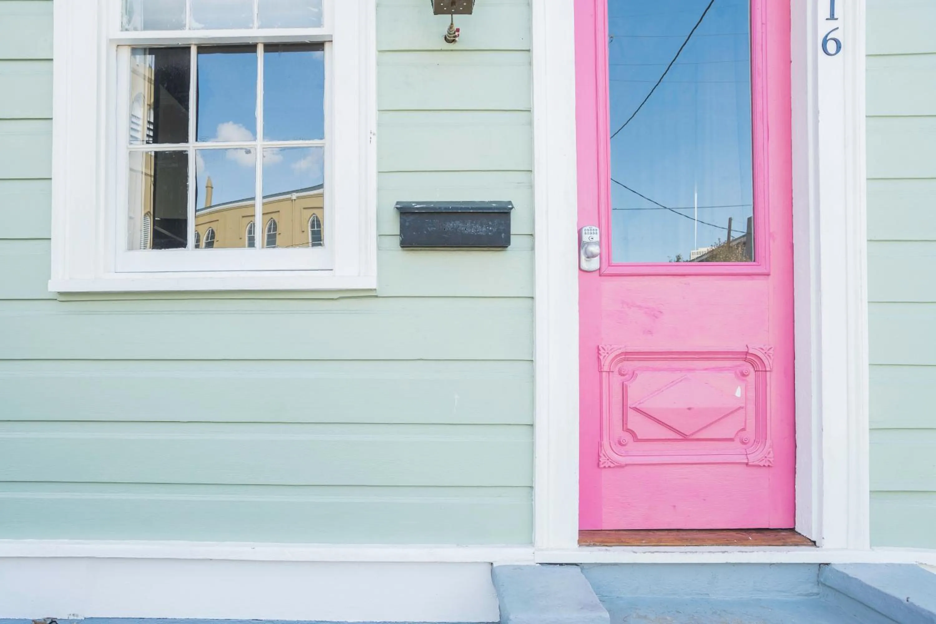 Facade/entrance in Crescent City Cottage