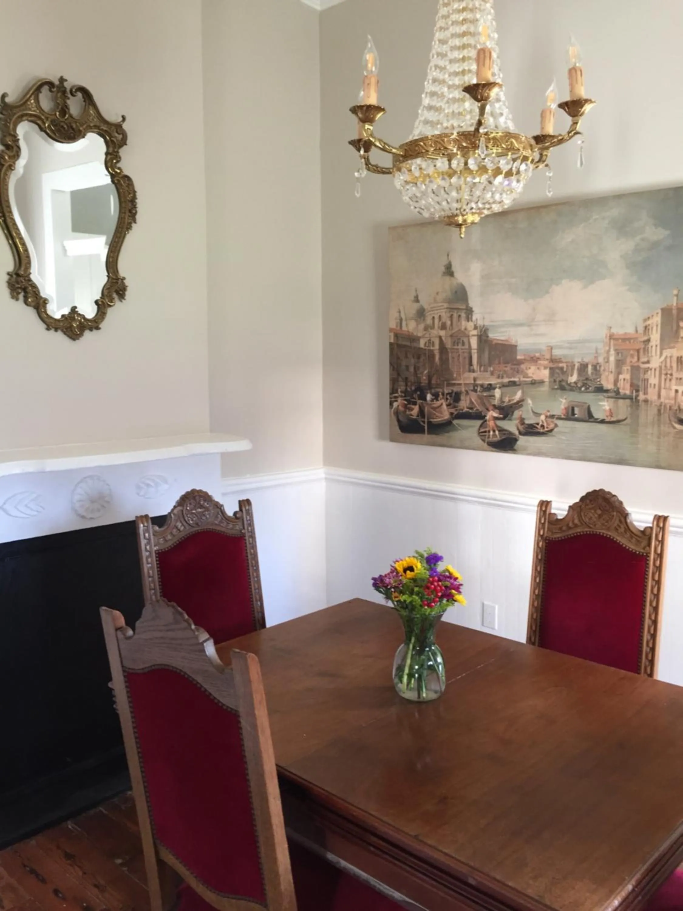 Dining area in Crescent City Cottage