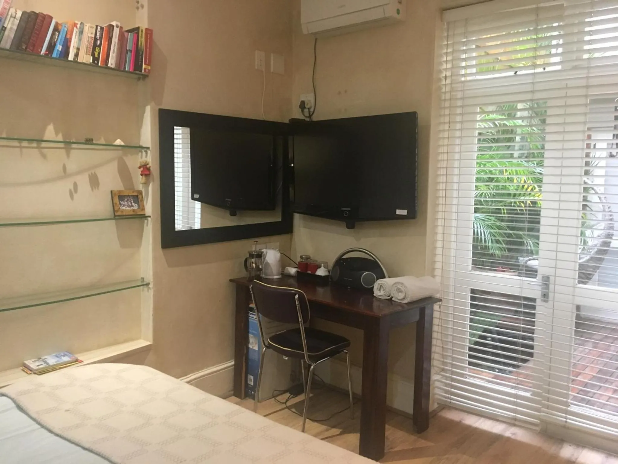 TV and multimedia in Gordons Guesthouse