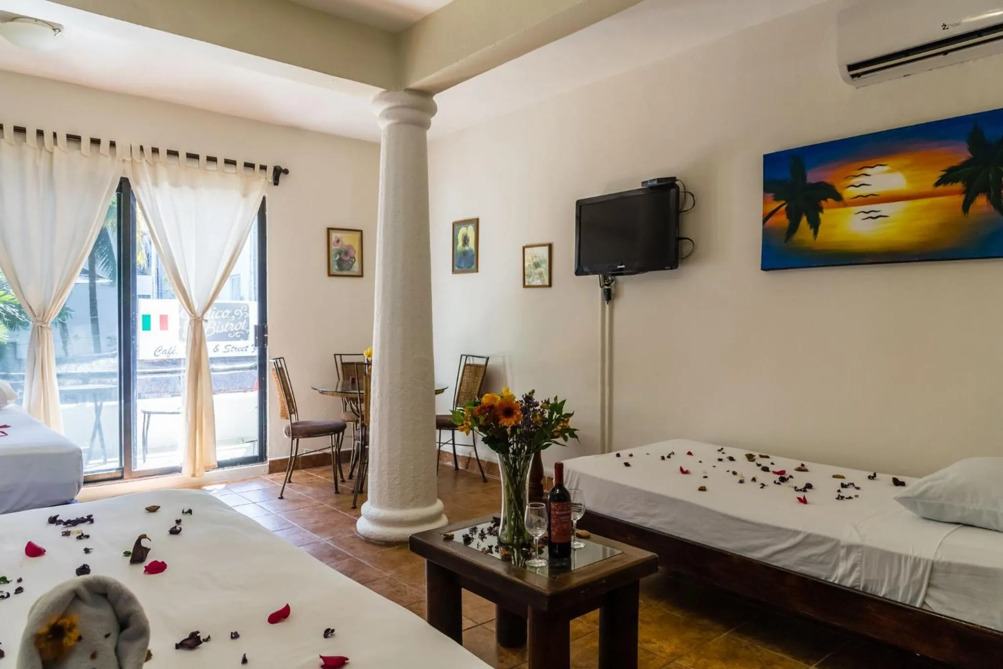 Photo of the whole room, Bed in Moonshine Hotel