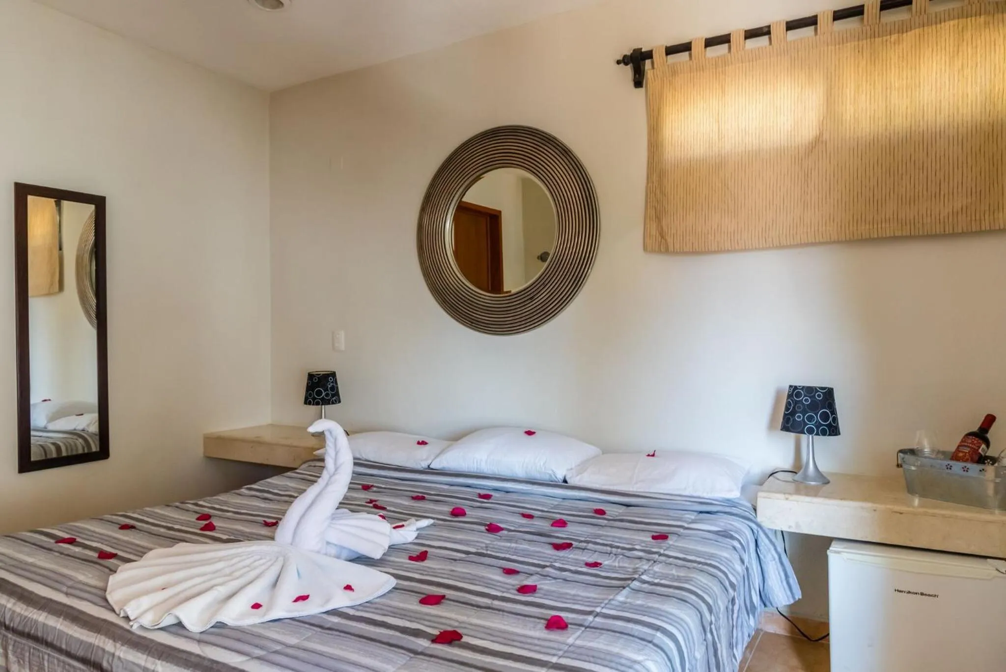 Bedroom, Bed in Moonshine Hotel