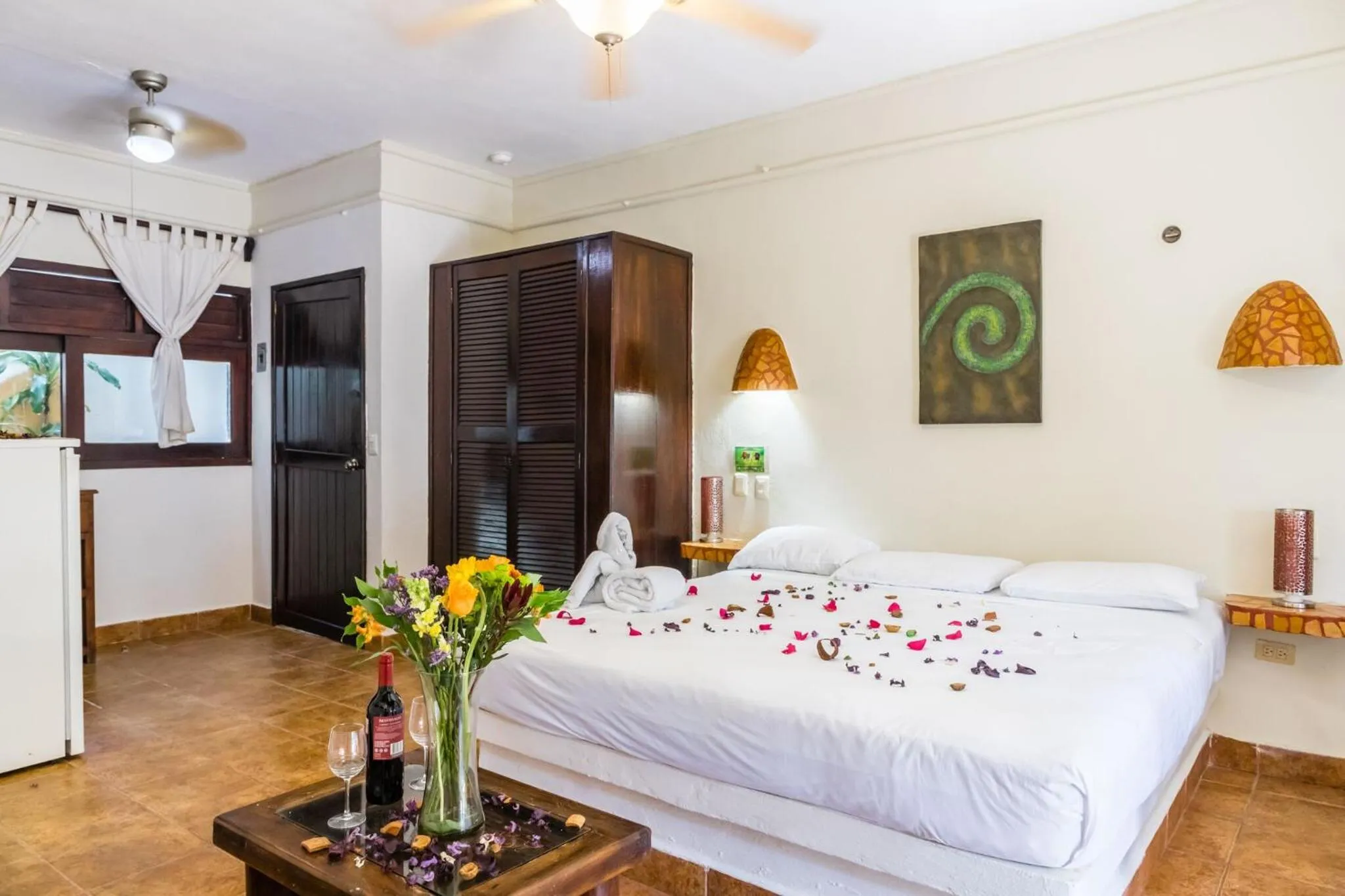 Photo of the whole room, Bed in Moonshine Hotel