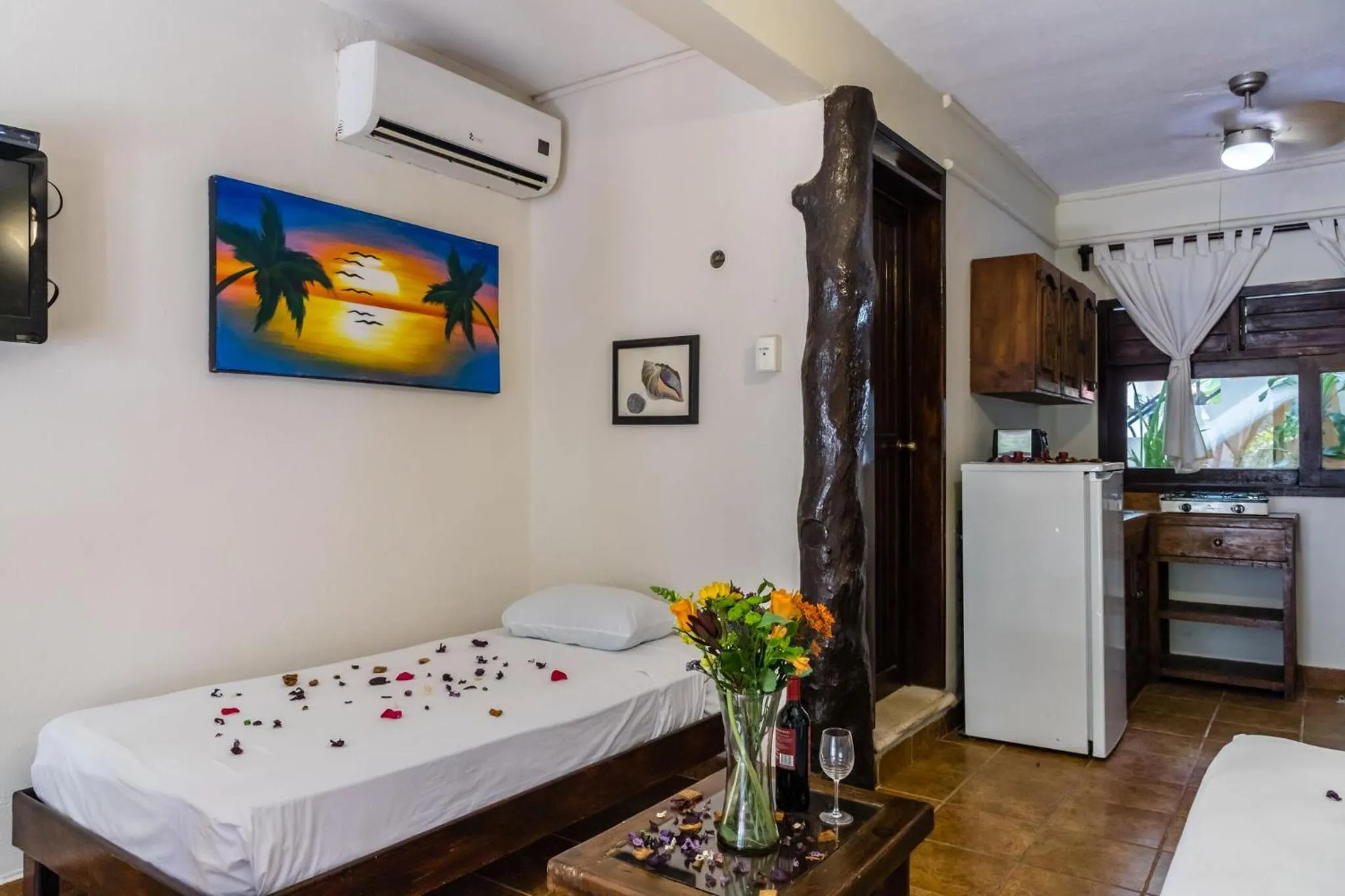 Photo of the whole room, Bed in Moonshine Hotel