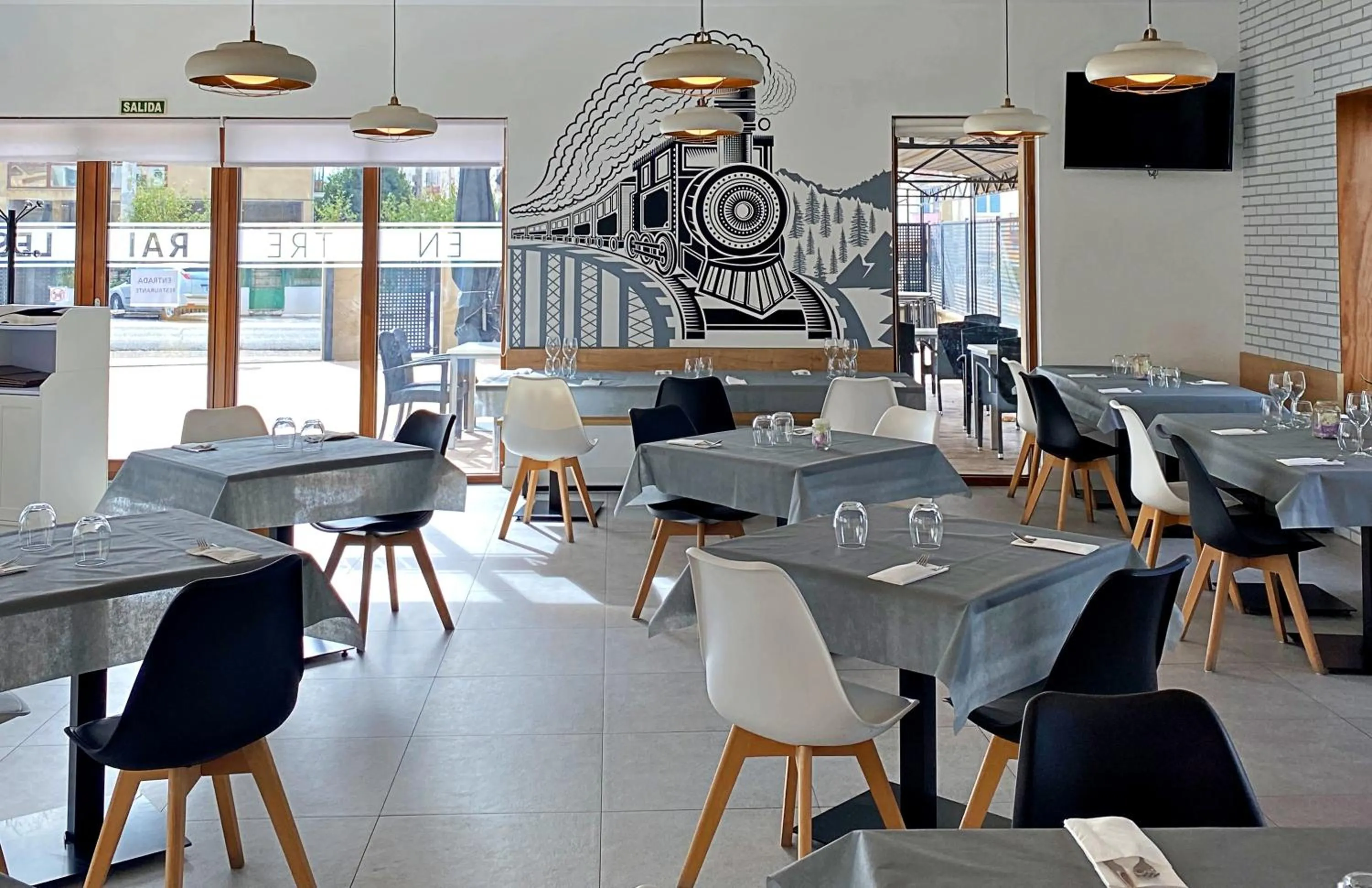 Restaurant/places to eat in Hotel Entrerailes