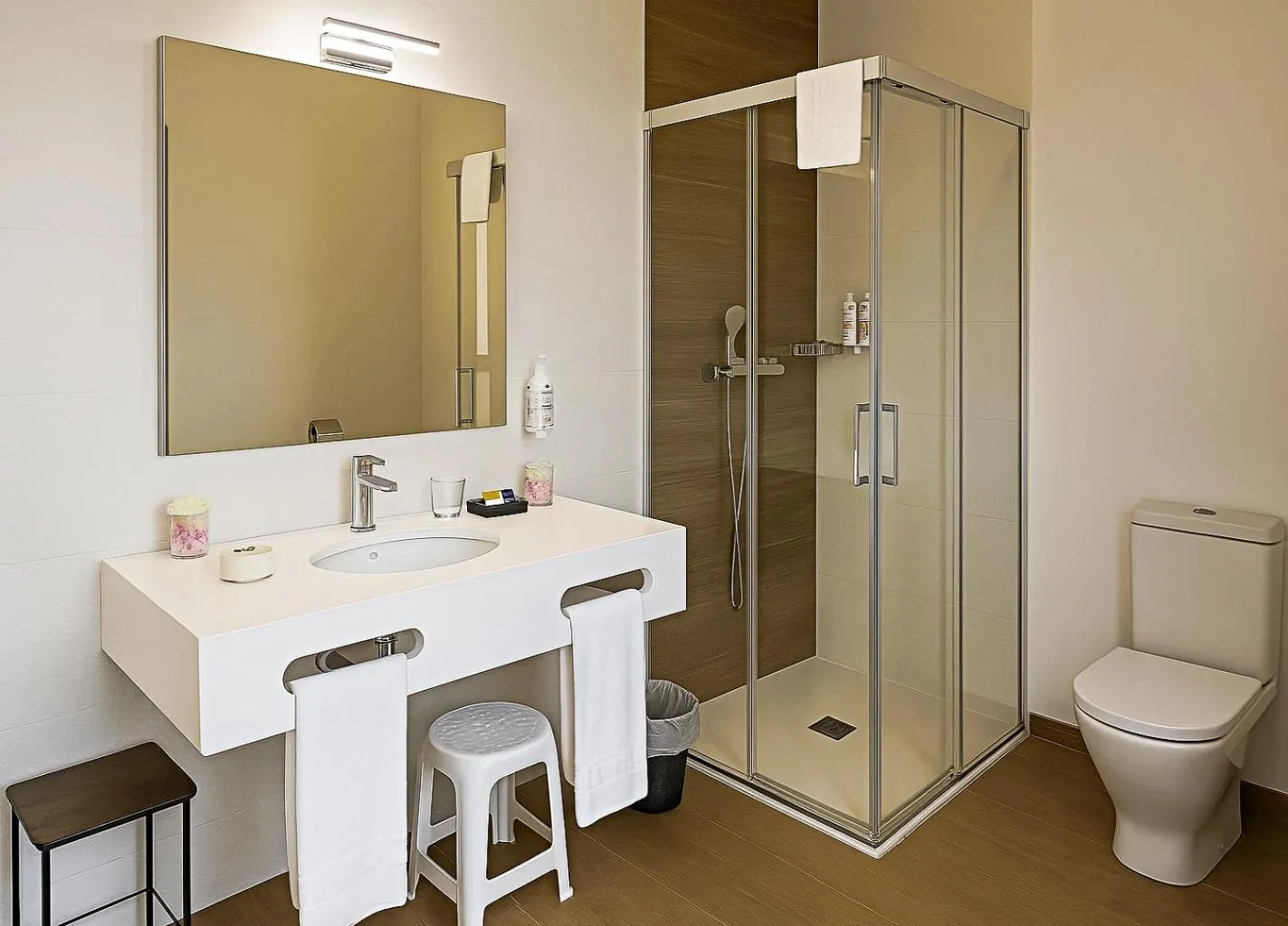 Shower in Hotel Entrerailes