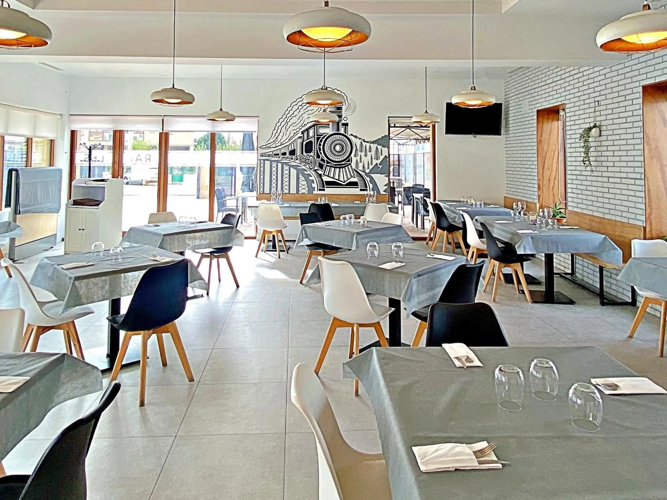 Restaurant/places to eat in Hotel Entrerailes