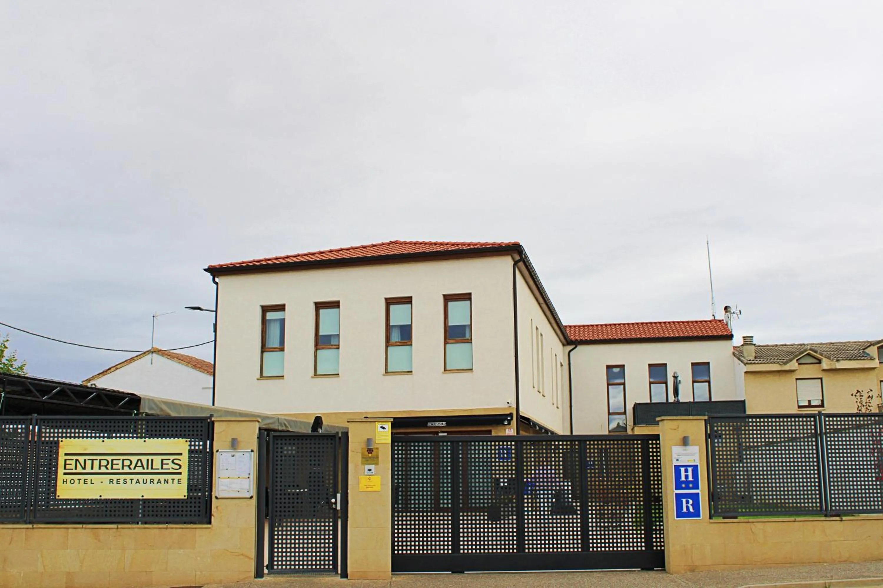 Property building in Hotel Entrerailes