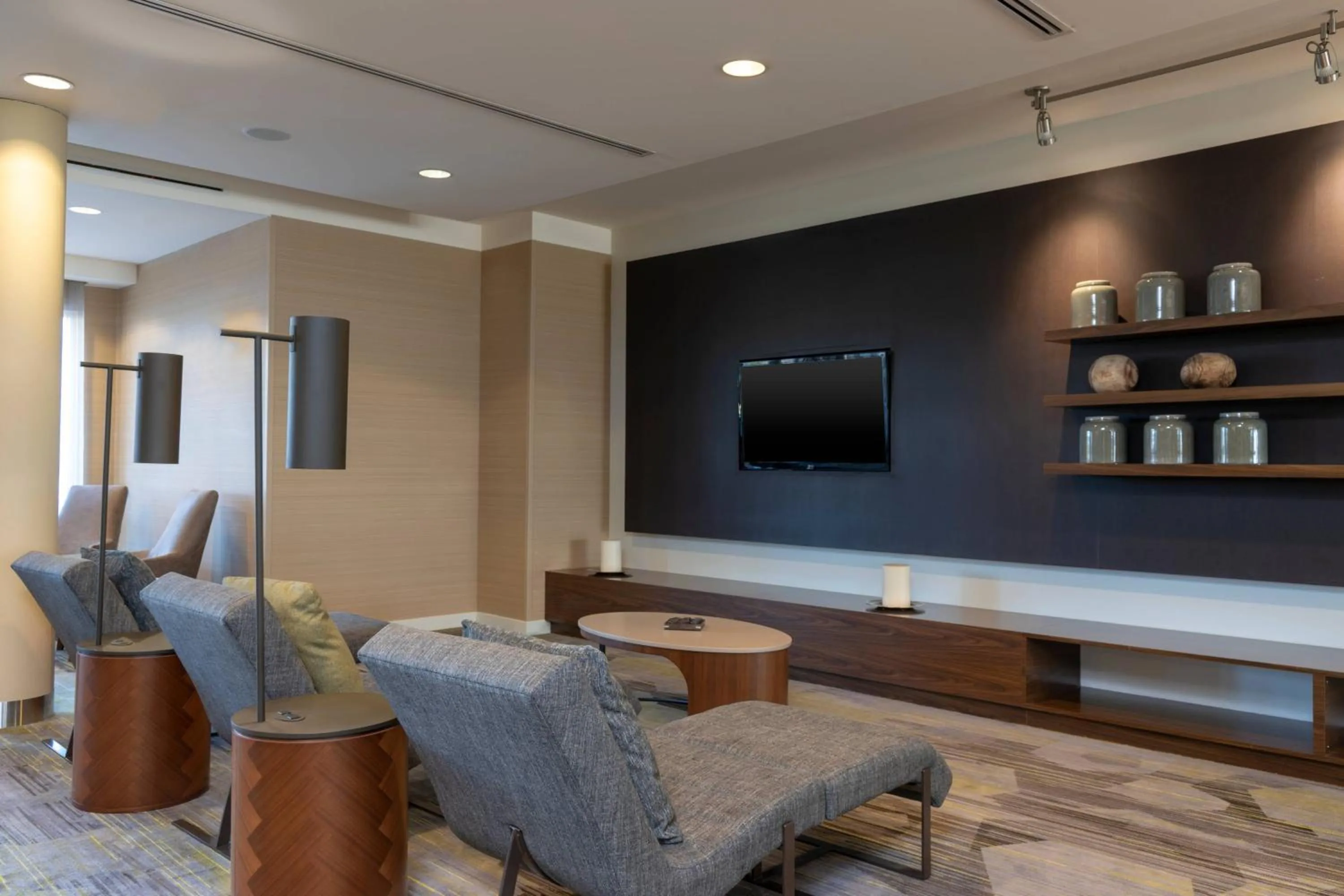 Lounge or bar in Courtyard Milwaukee Airport