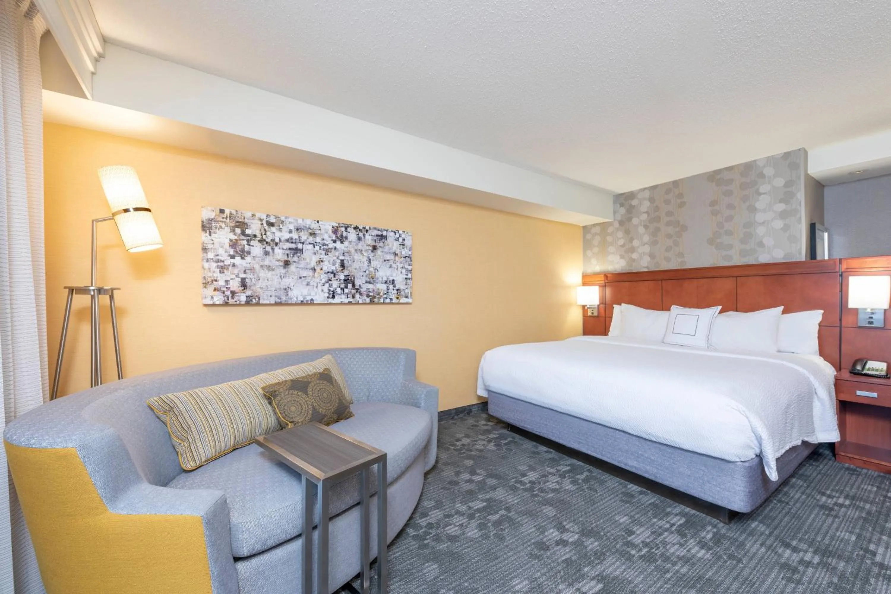 Photo of the whole room, Bed in Courtyard Milwaukee Airport