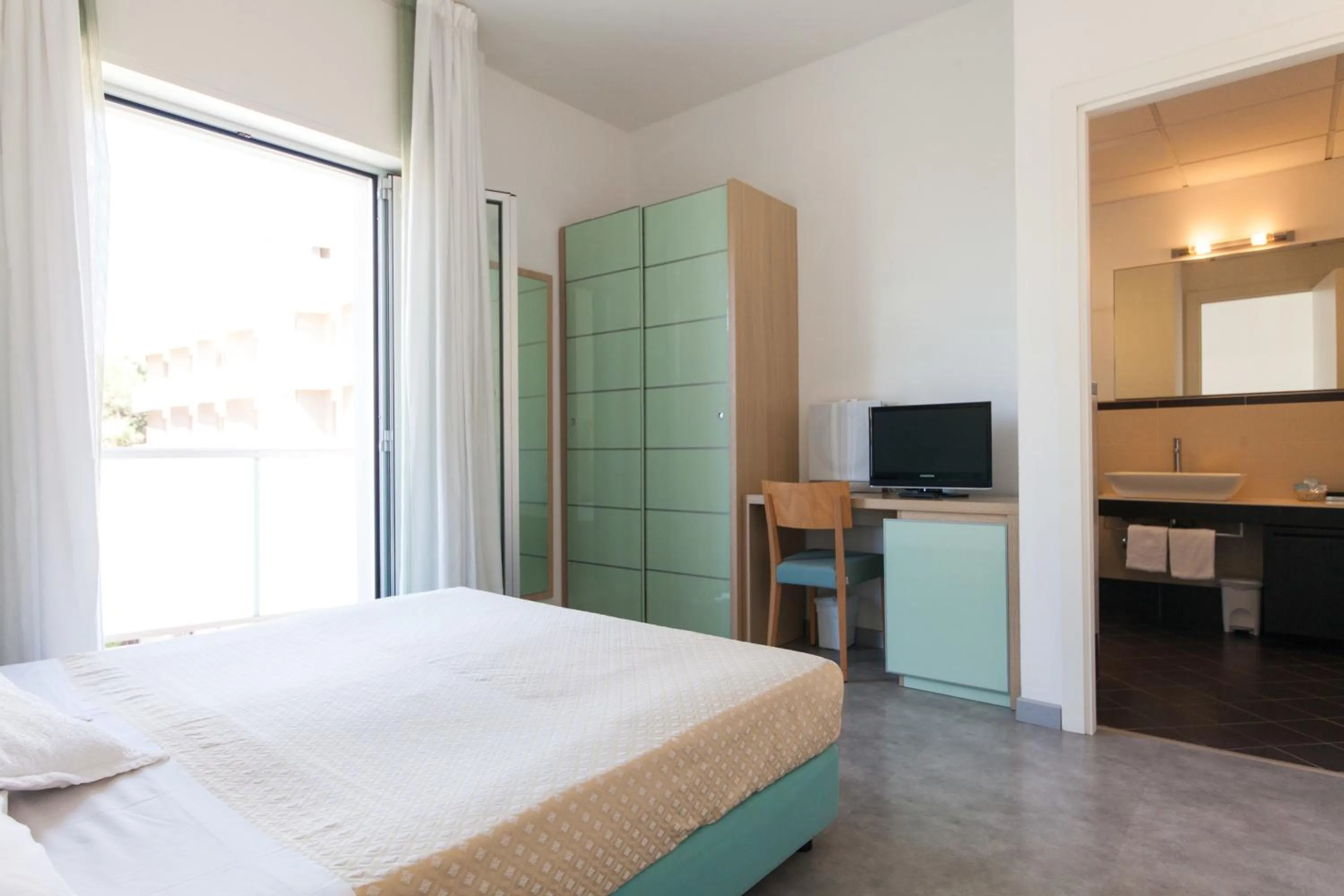 Toilet, Bed in Hotel Sahara