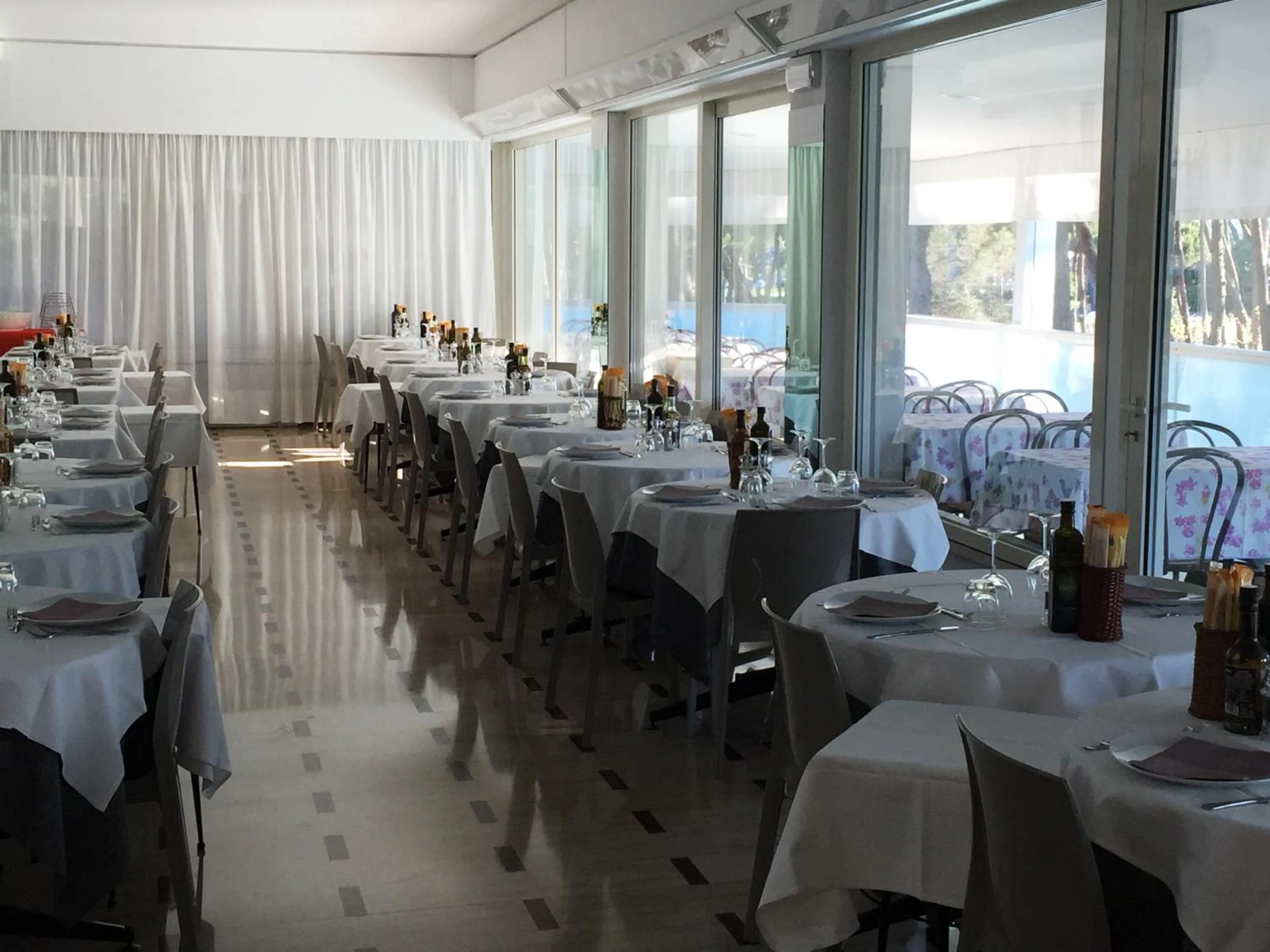 Restaurant/places to eat in Hotel Sahara