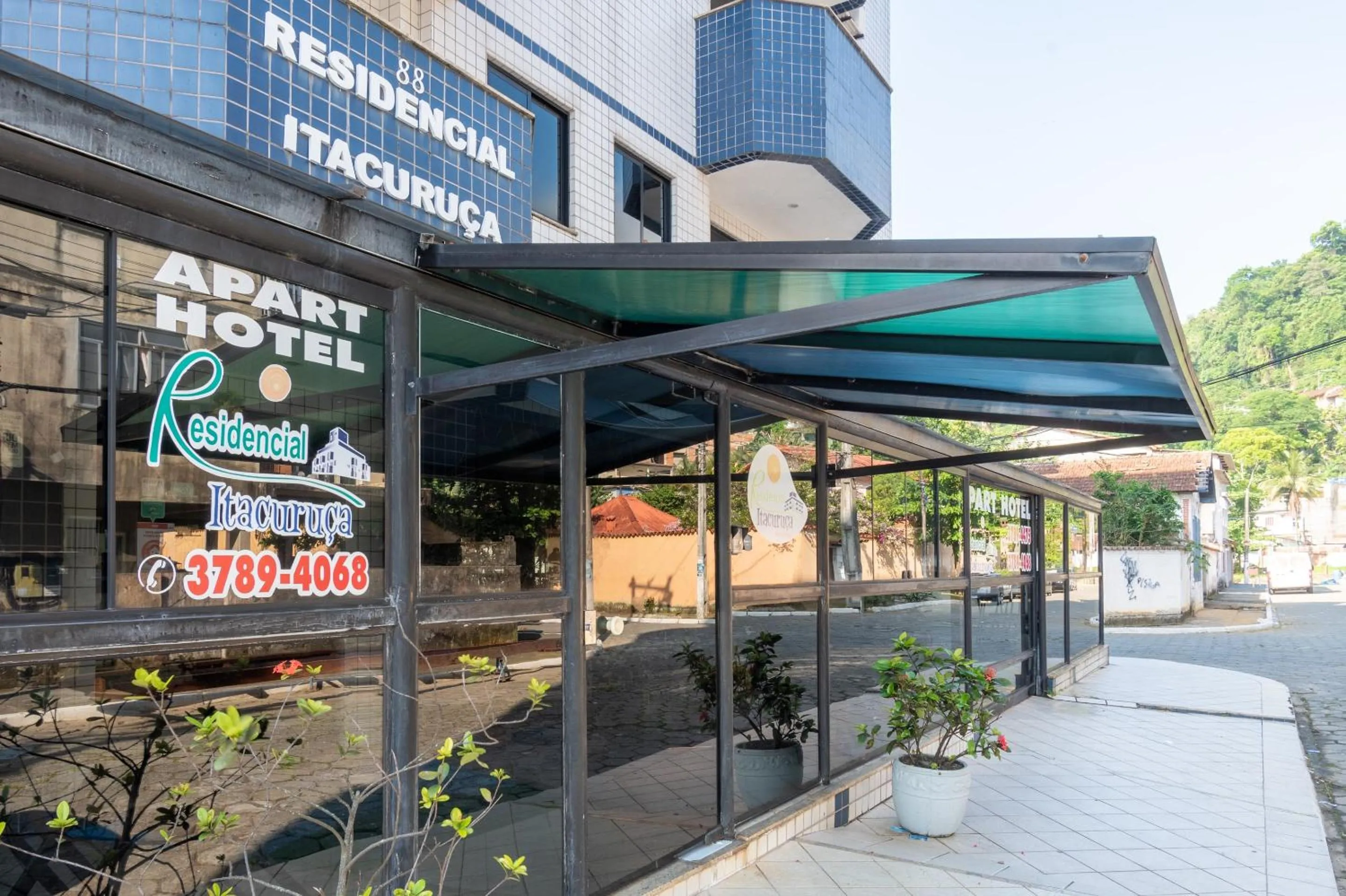 Facade/entrance in OYO Residencial Itacuruçá Apart Hotel, Mangaratiba