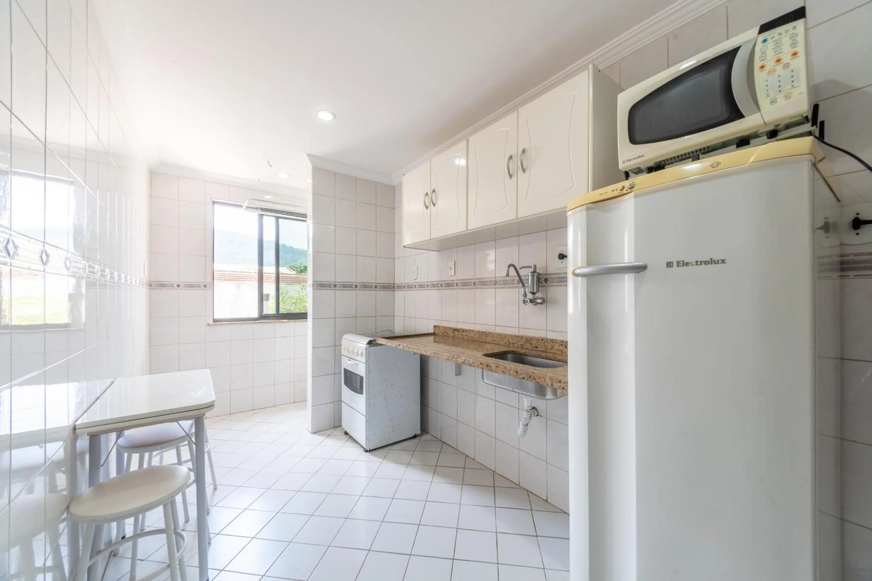 Kitchen or kitchenette in OYO Residencial Itacuruçá Apart Hotel, Mangaratiba