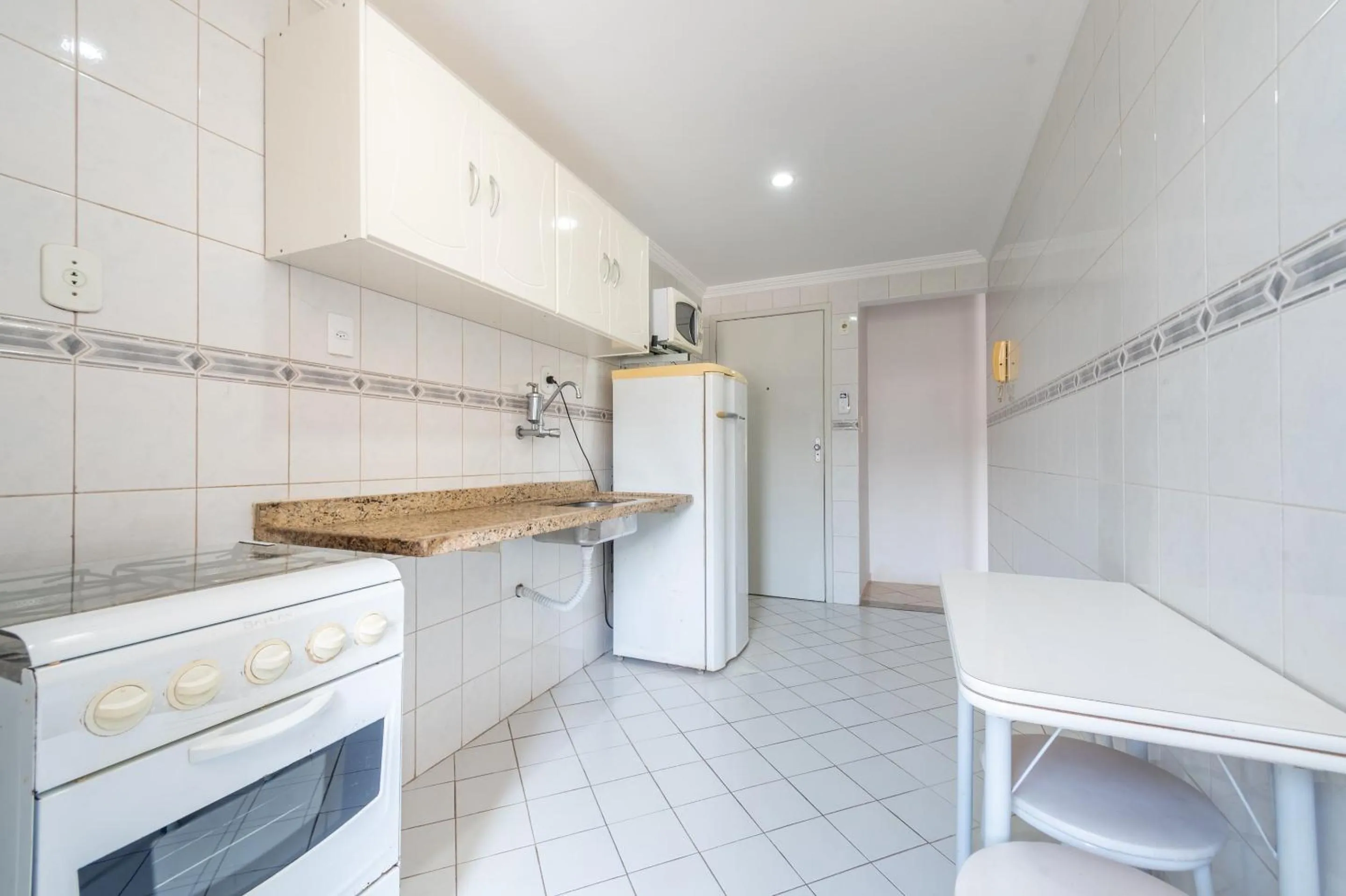 Kitchen or kitchenette in OYO Residencial Itacuruçá Apart Hotel, Mangaratiba