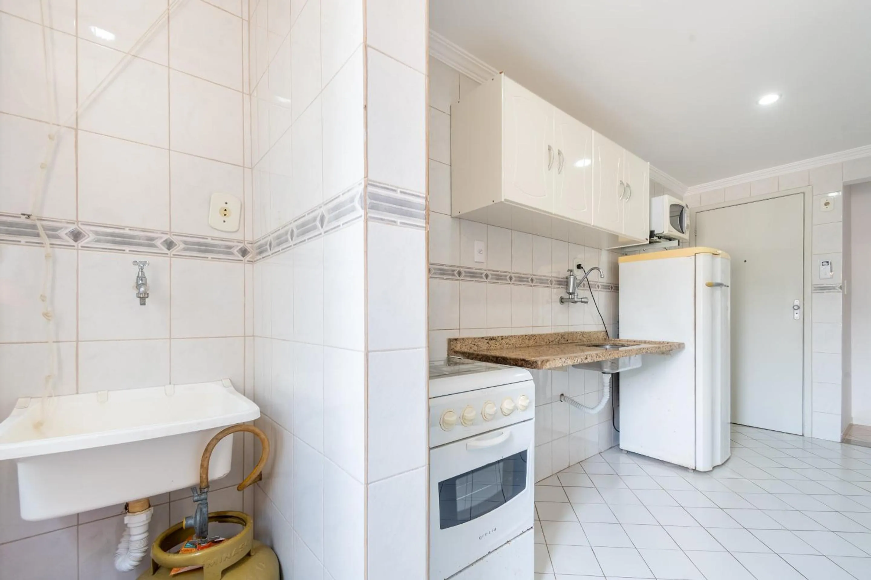 Kitchen or kitchenette in OYO Residencial Itacuruçá Apart Hotel, Mangaratiba