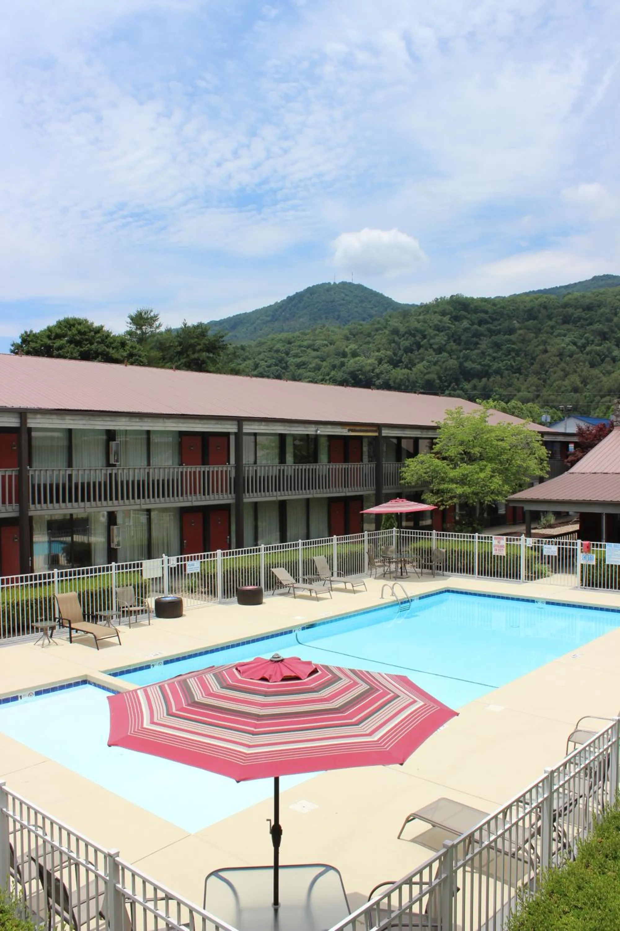 Swimming pool in Great Smokies Inn - Cherokee