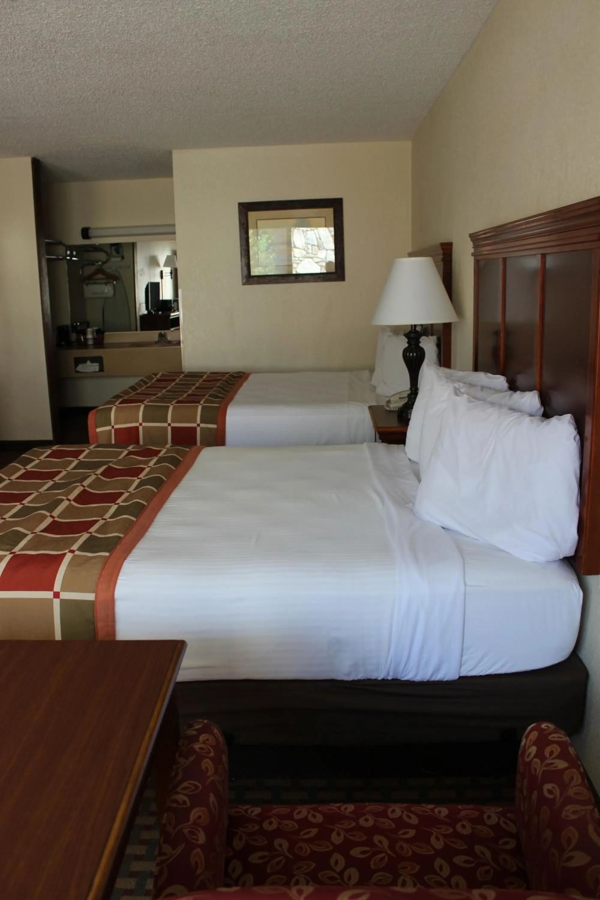 Photo of the whole room, Bed in Great Smokies Inn - Cherokee