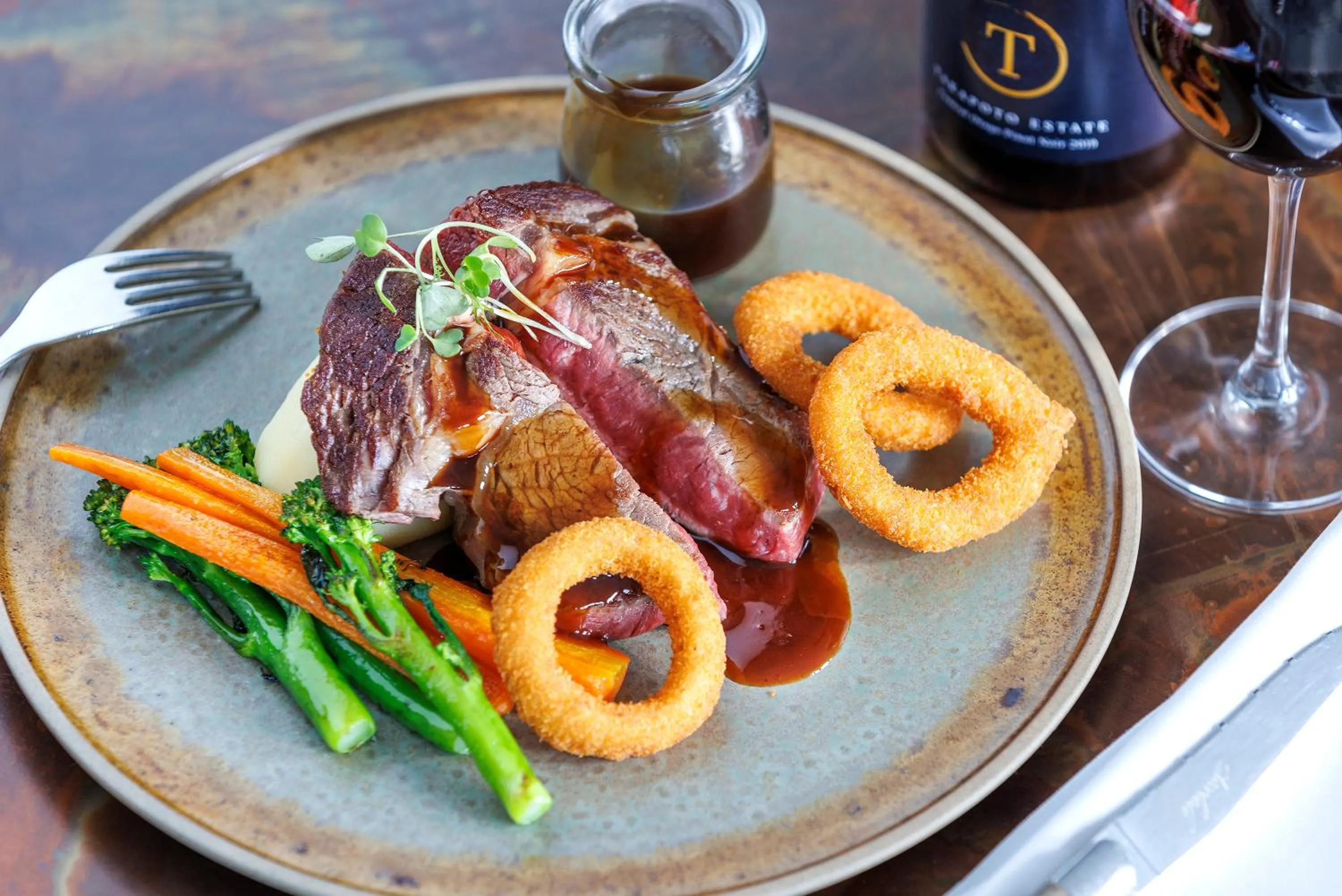 Restaurant/places to eat in Hidden Lake Hotel & Apartments