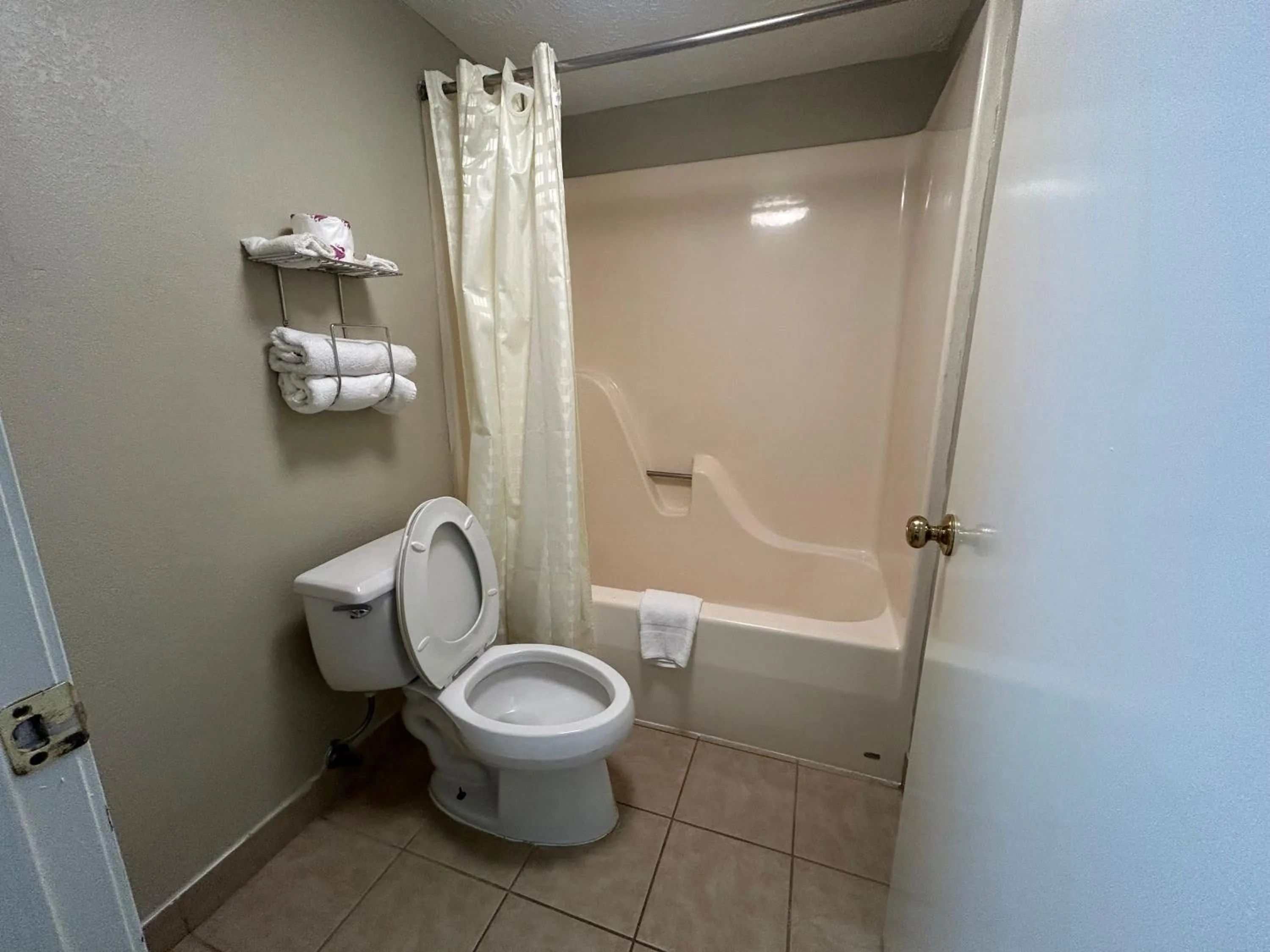 Shower in Americana Inn - Henderson