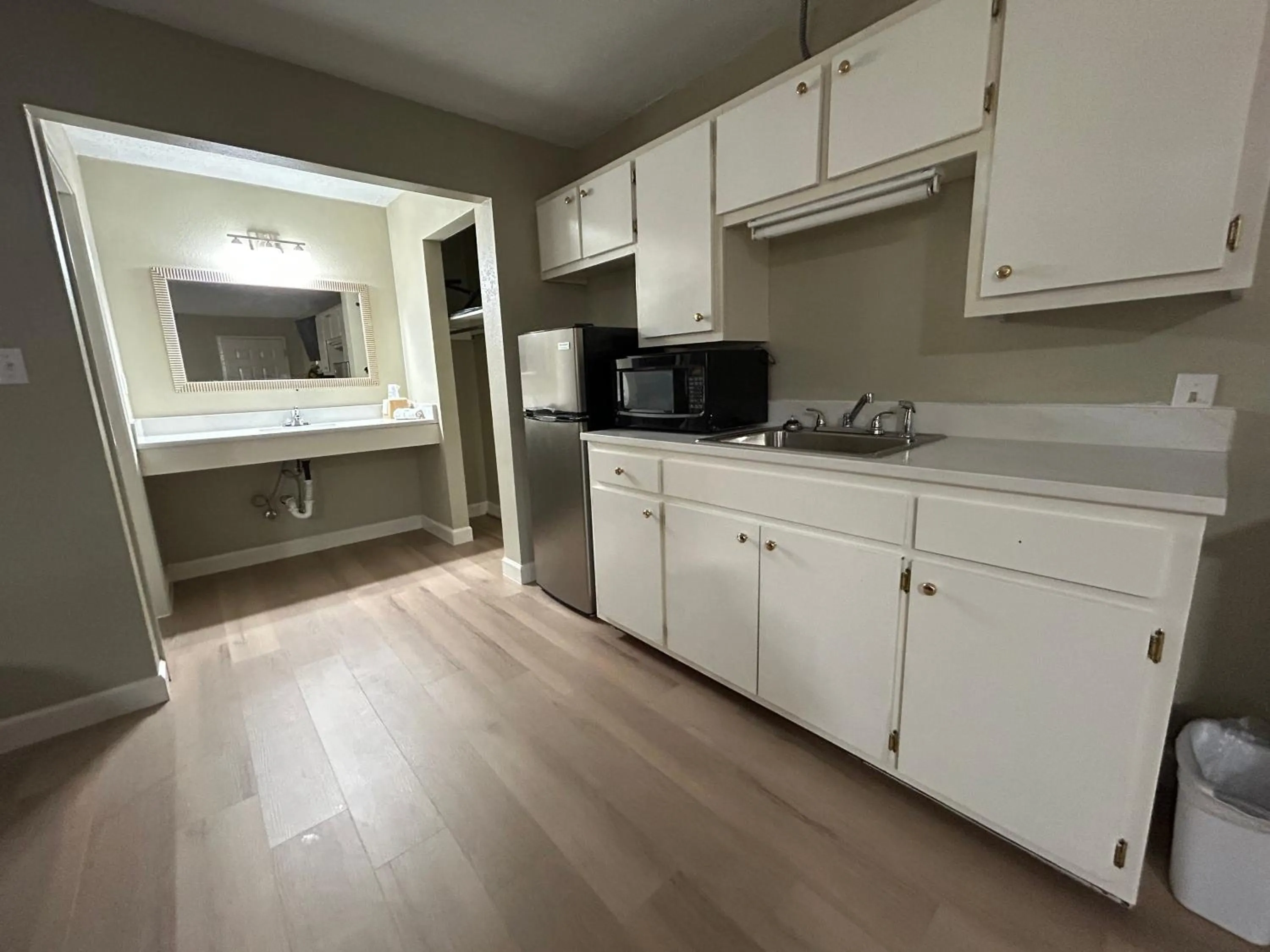 Kitchen or kitchenette in Americana Inn - Henderson